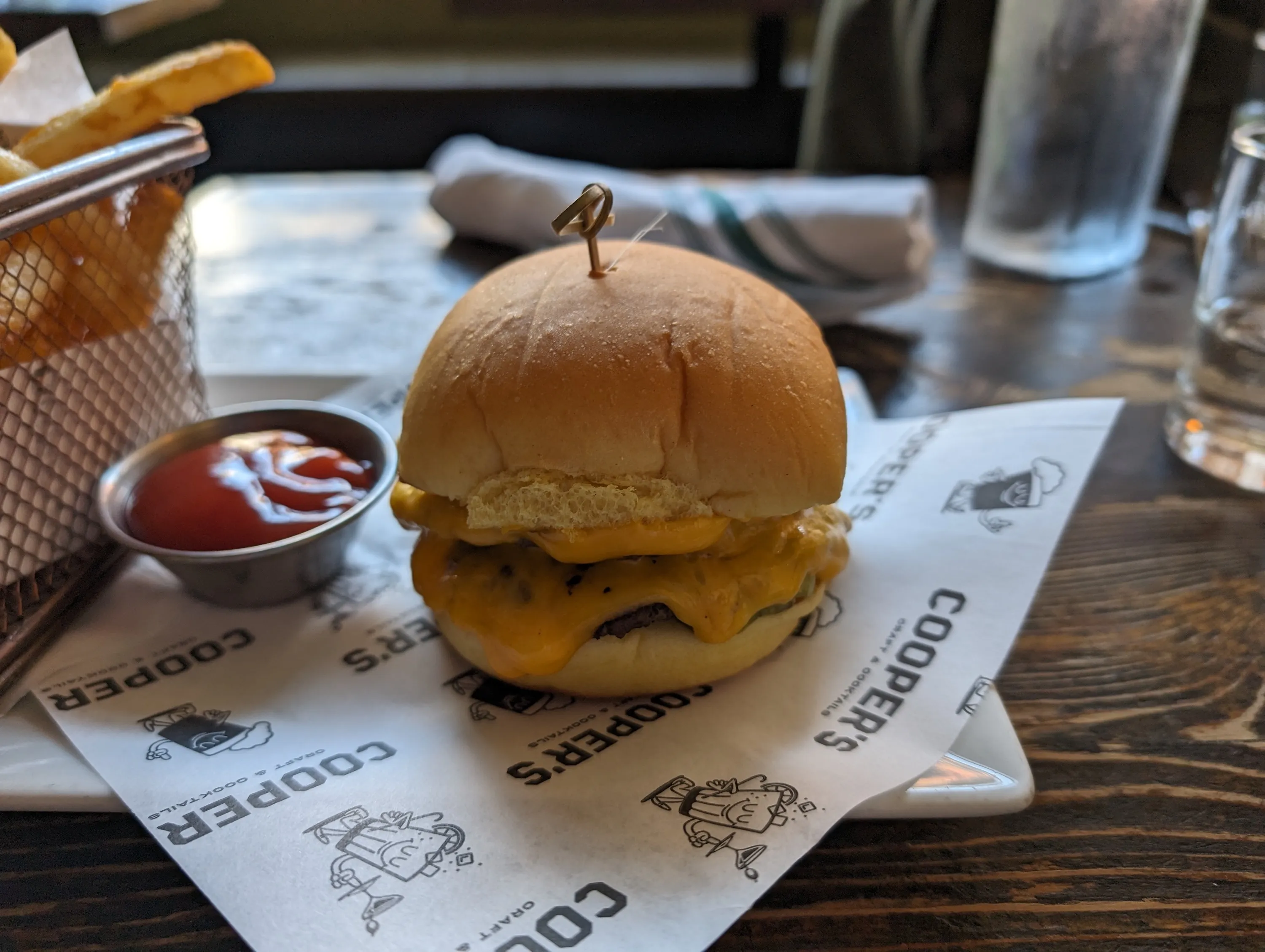 使用Google Pixel 8 Pro拍摄的一份带有奶酪的汉堡的照片。