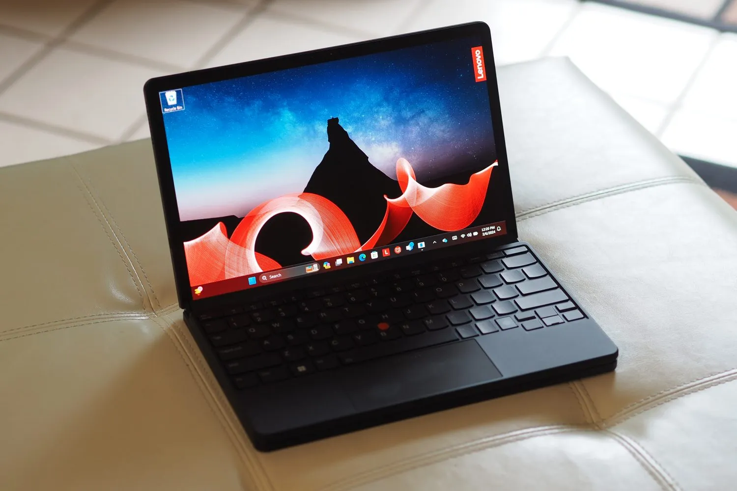 联想ThinkPad X1 Fold 2023正面倾斜视图，显示屏幕和键盘。