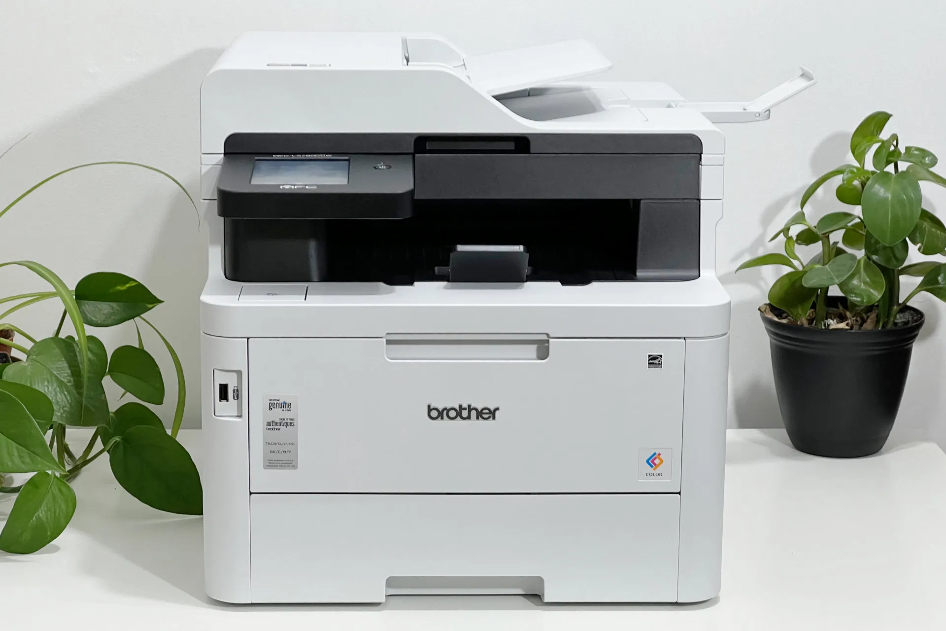 A Brother's MFC-L3780 CDW é uma impressora grande e robusta.