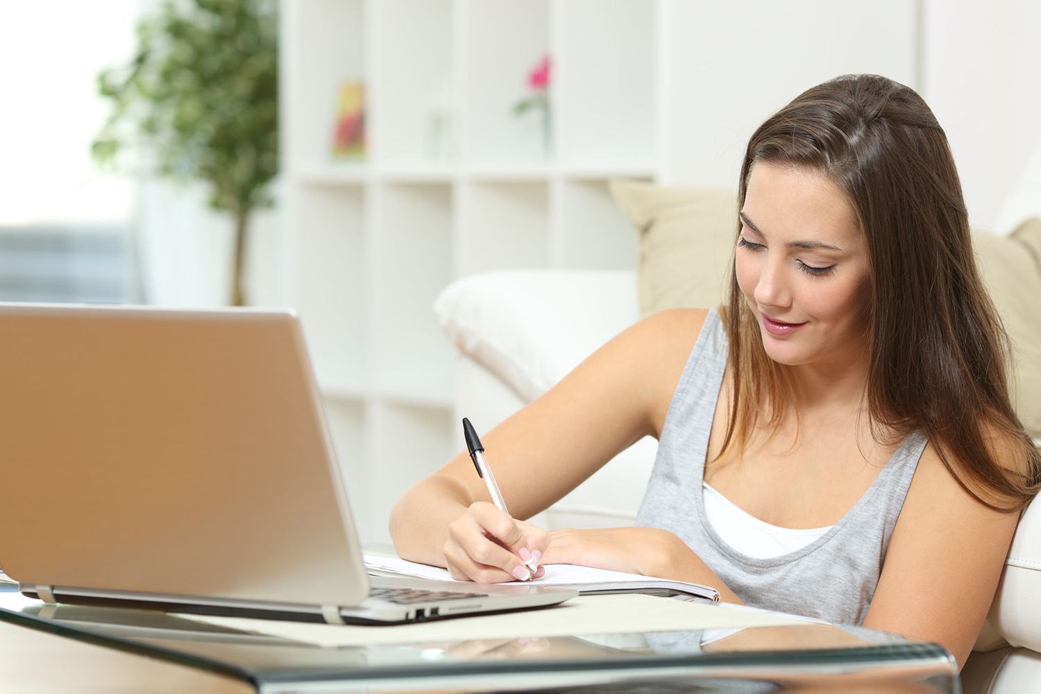 女性在Coursera在線學習平台上上課。