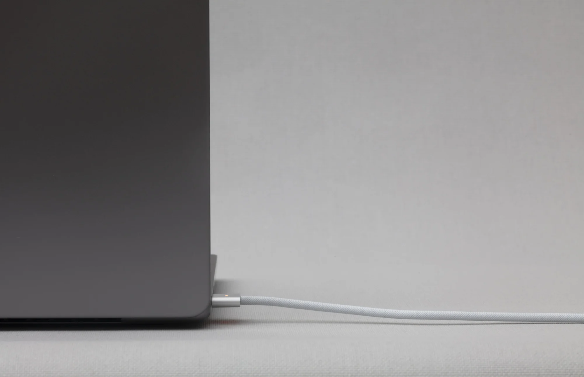 MacBook Pro с кабелем MagSafe