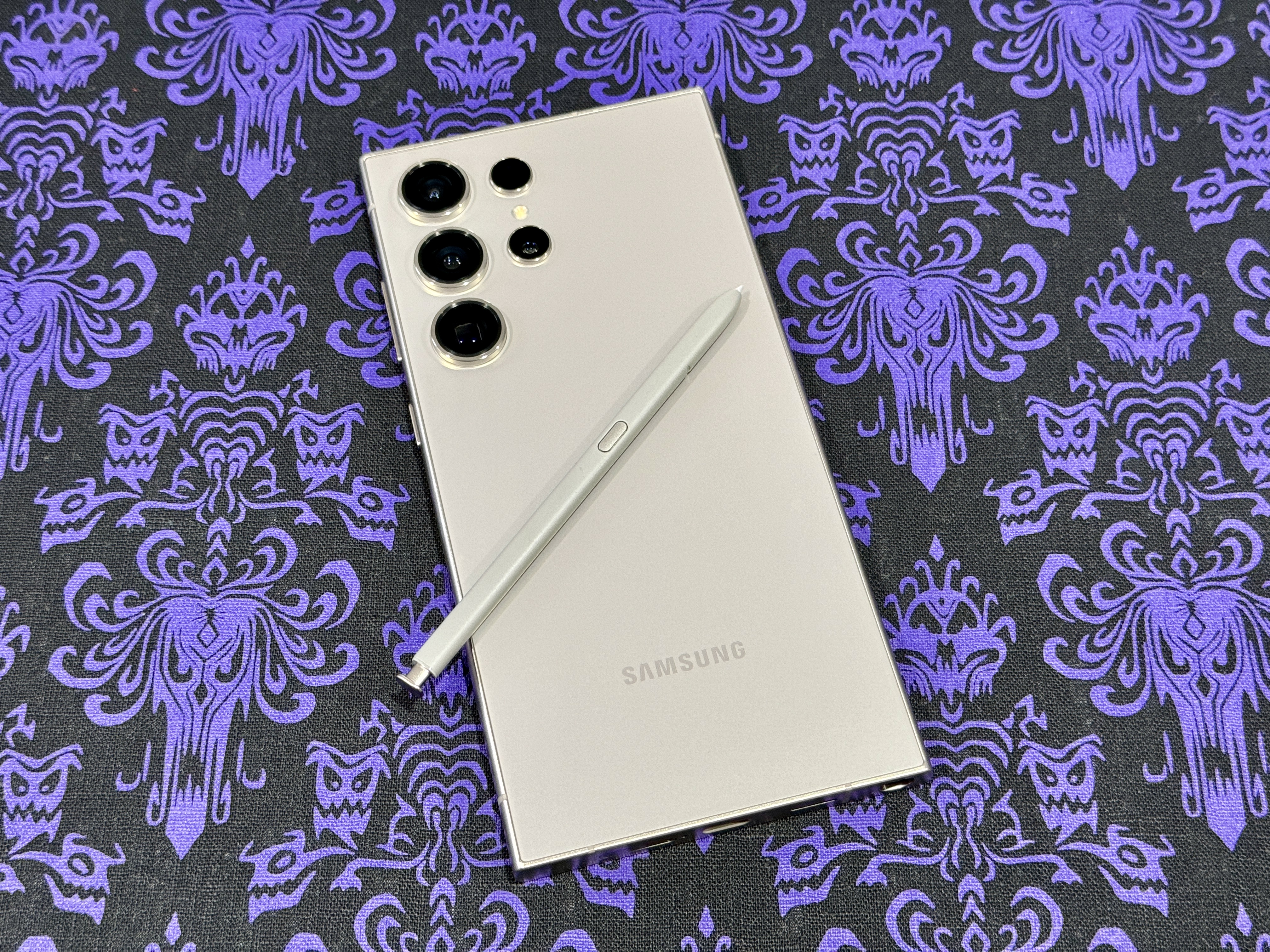Samsung Galaxy S24 Ultra в титаново-сером цвете с S Pen на обратной стороне