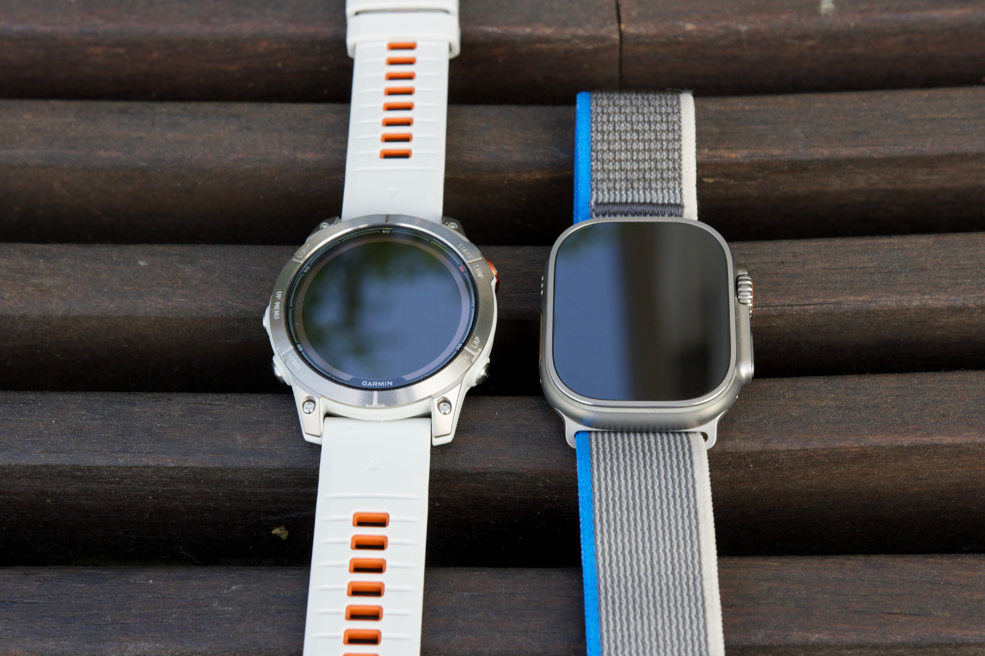 Garmin Fenix 7 Pro和Apple Watch Ultra并排放置在一起。