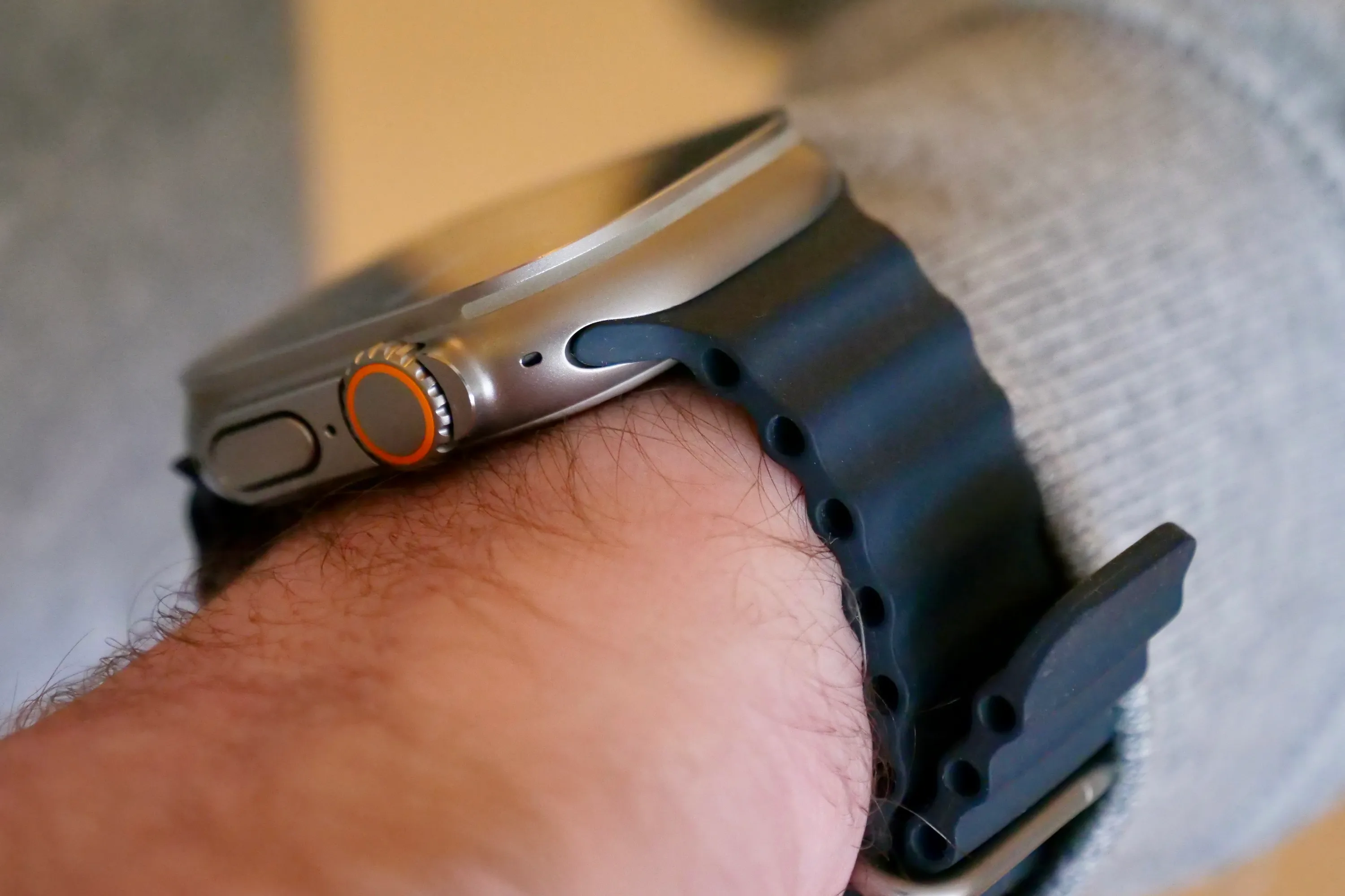 搭配Ocean Band表带的Apple Watch Ultra侧面。