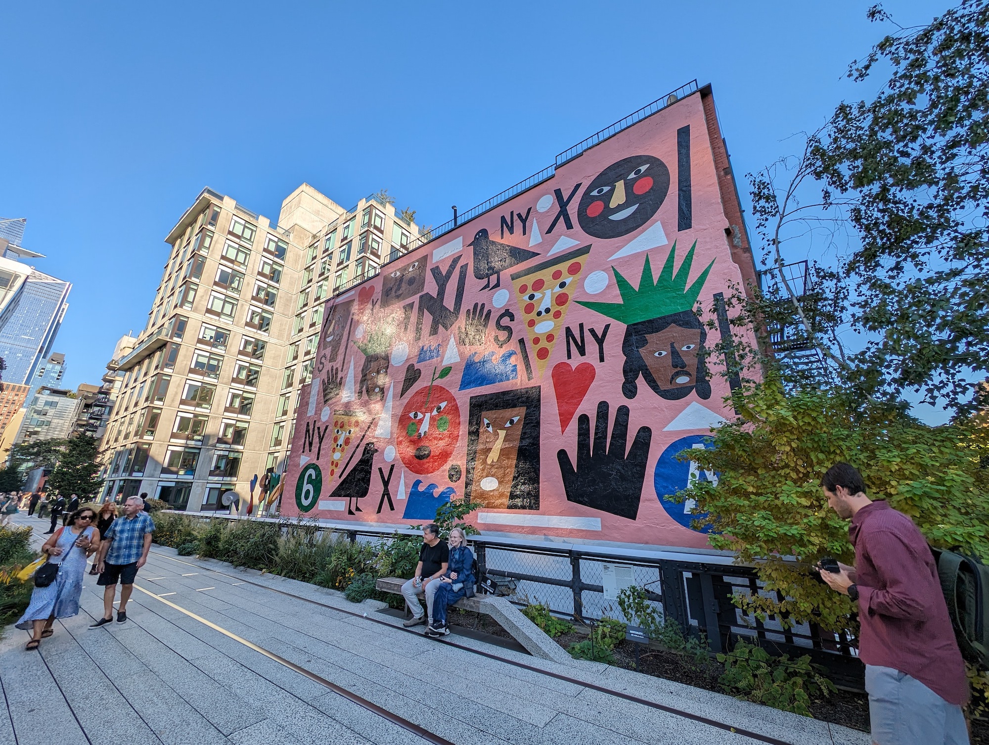 Фото фрески на High Line в Нью-Йорке, сделанное с помощью Google Pixel 8 Pro.