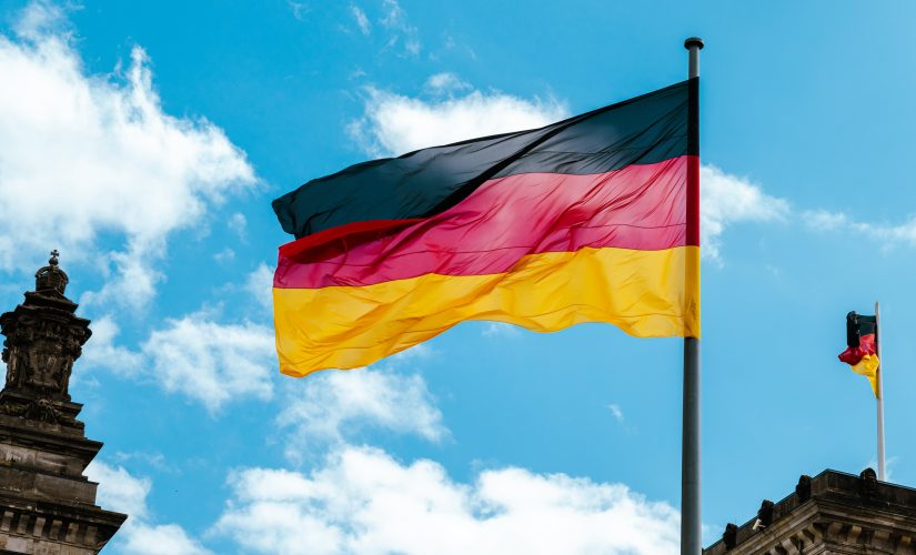 Bandera nacional de Alemania ondeando al viento