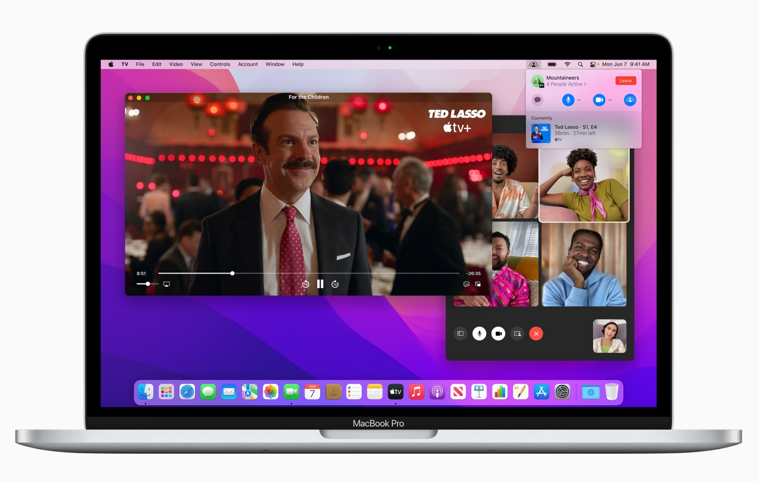 L'app Apple TV e l'app FaceTime in uso con SharePlay su un MacBook Pro.