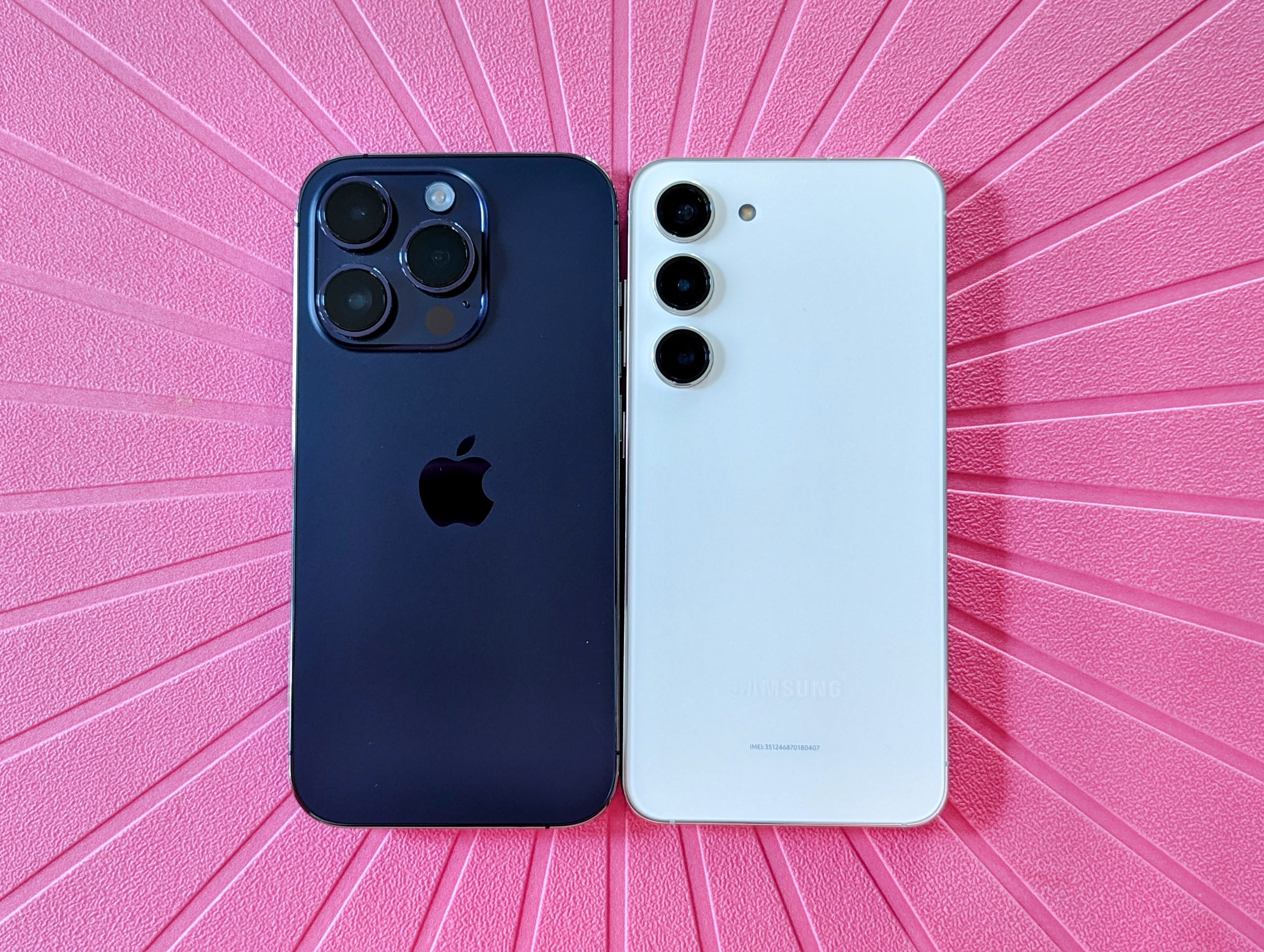 iPhone 14 Pro en color morado intenso y Galaxy S23 en color crema uno al lado del otro