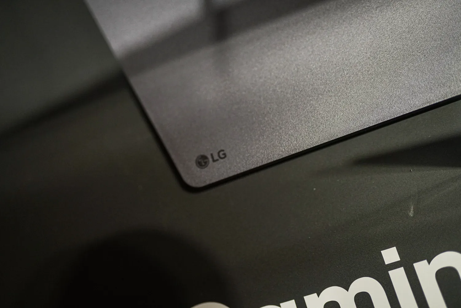 Um logotipo da LG na carcaça de um monitor.