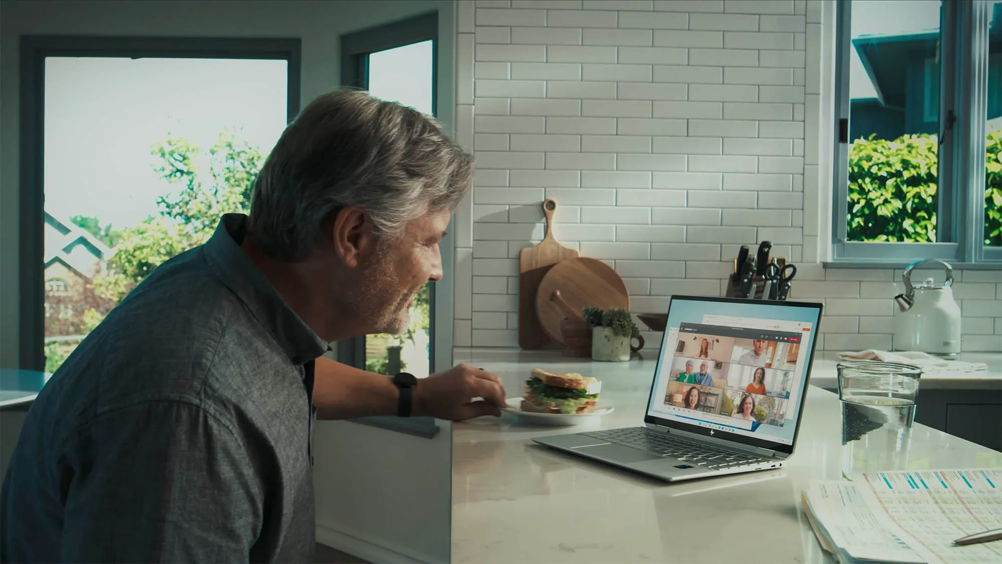 Homem usando o Microsoft Teams em um laptop para fazer videochamadas.