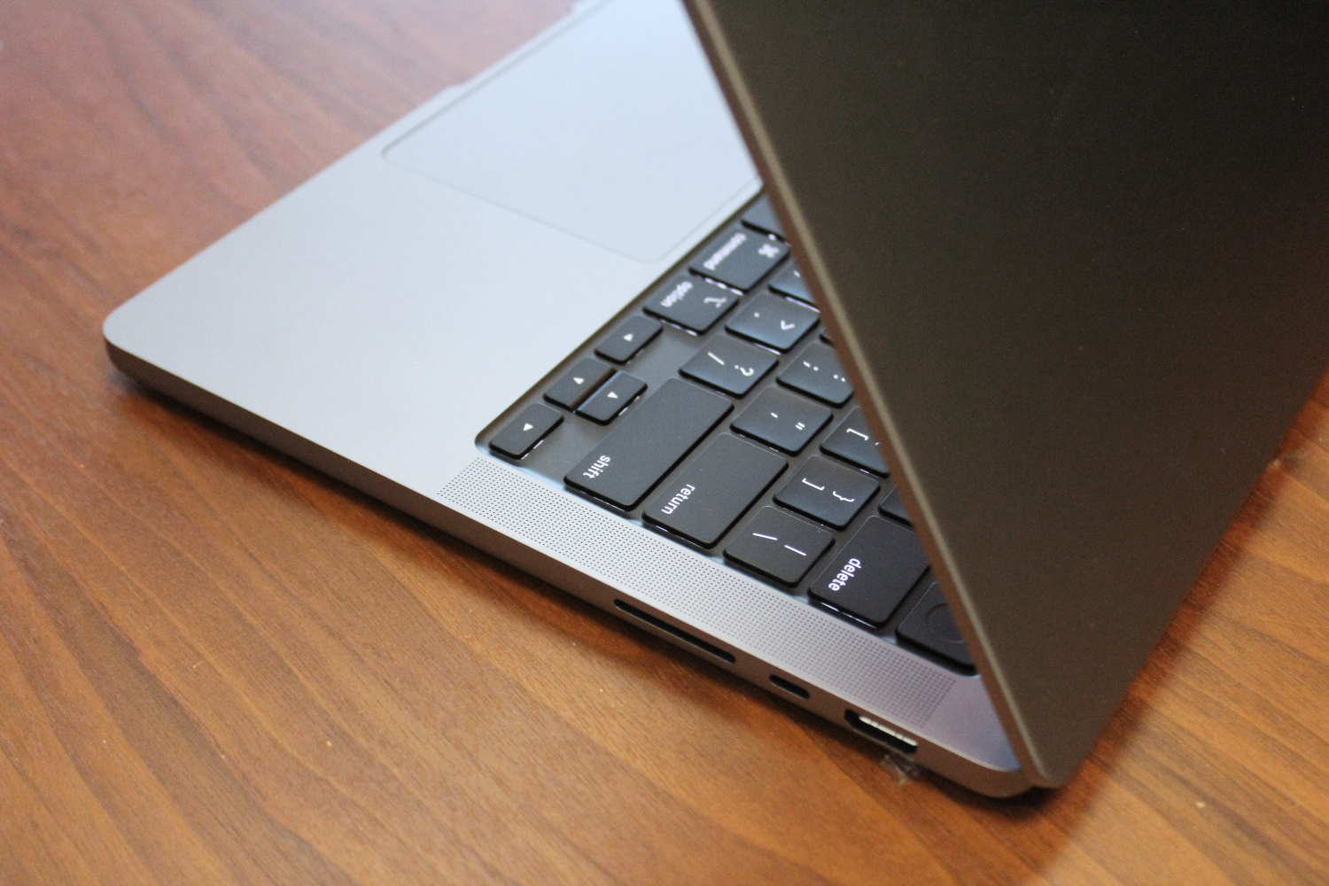 木质面板上14英寸MacBook Pro键盘.