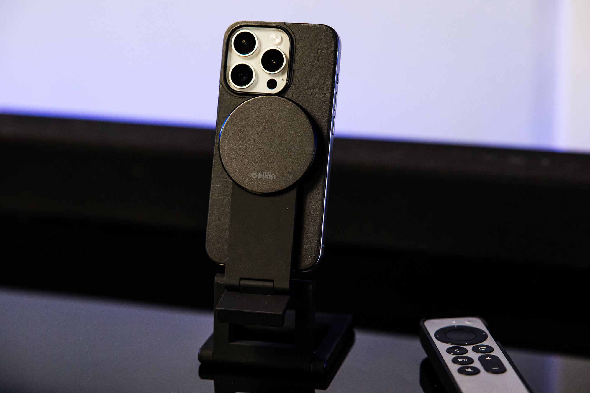 iPhone-держатель Belkin с технологией MagSafe для Apple TV 4K также работает в портретном режиме