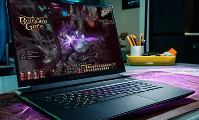Una laptop gaming Alienware m16 en uso en un escritorio, jugando Baldur's Gate III.