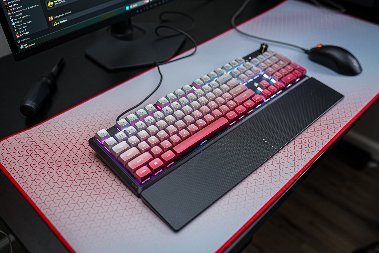 El teclado Corsair Steel Crimson sobre una alfombrilla de escritorio.