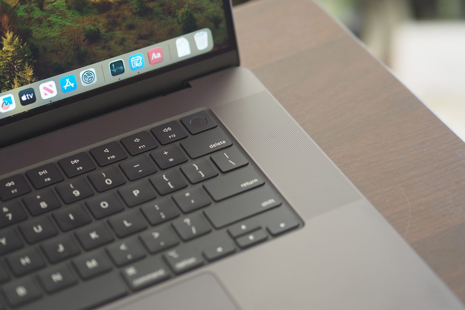 Apple MacBook Pro 16 vista inferior mostrando teclado e alto-falante.