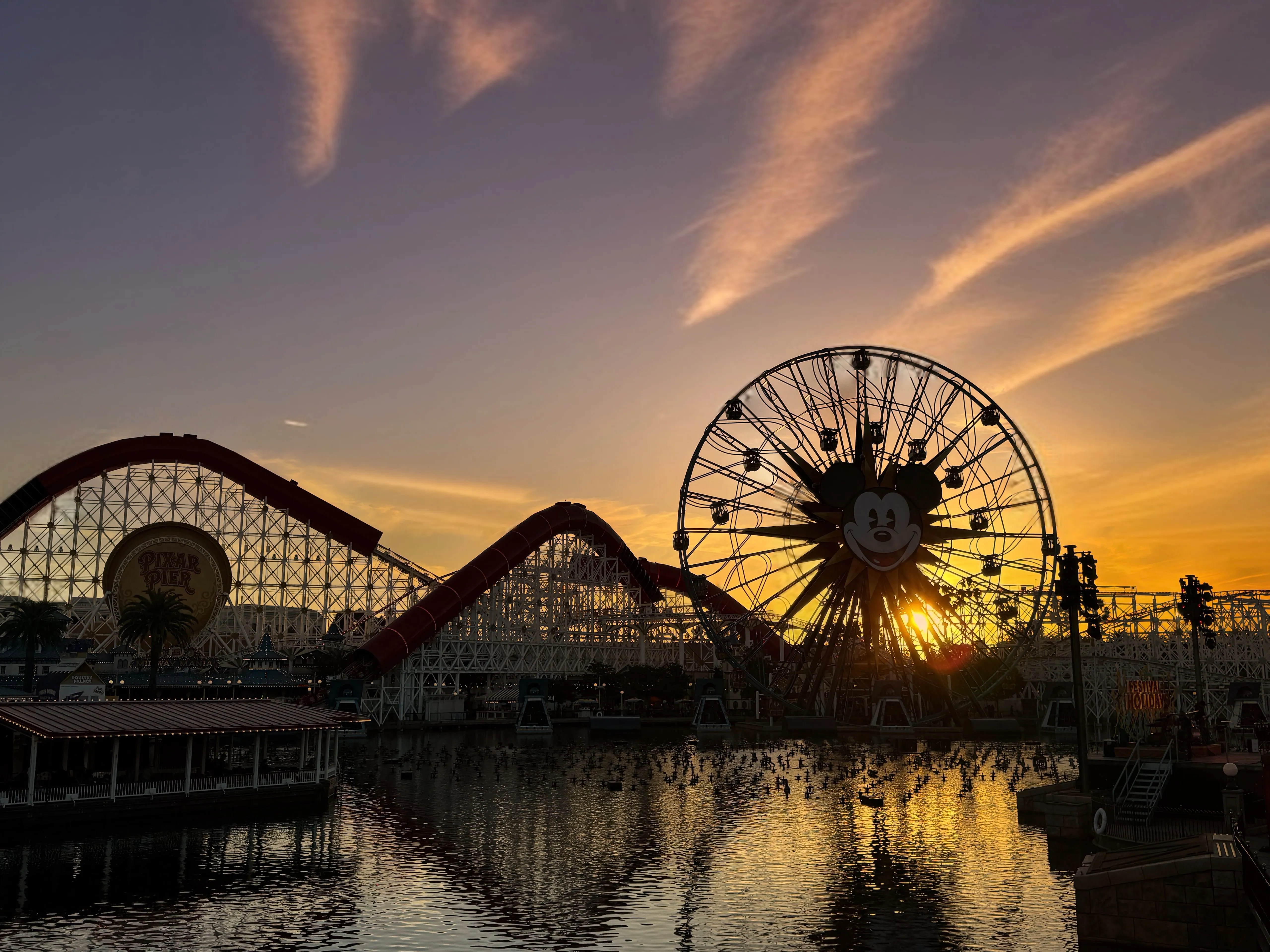 使用Google Pixel 8 Pro上的魔术编辑器编辑的迪士尼加州冒险乐园皮克斯海滨码头的照片。