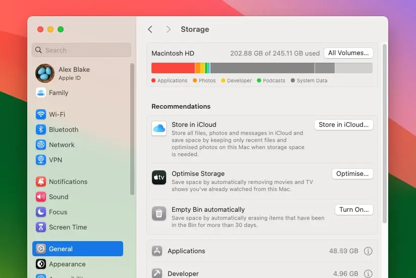 O aplicativo Configurações do Sistema no macOS Sonoma, mostrando várias sugestões para liberar espaço de armazenamento.