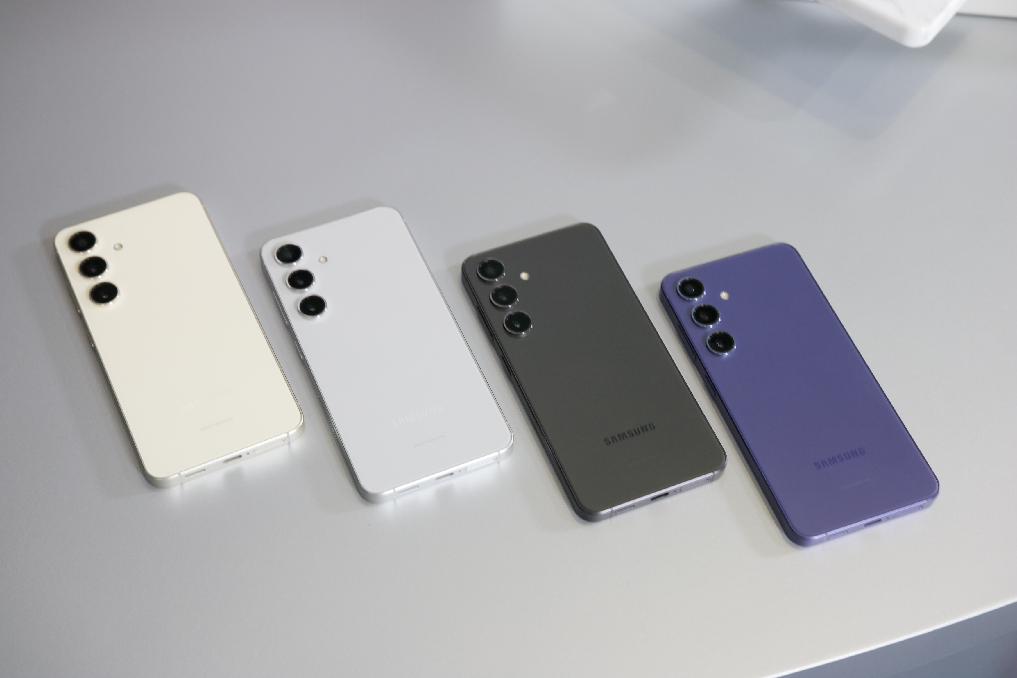 Los cuatro colores del Samsung Galaxy S24 juntos.