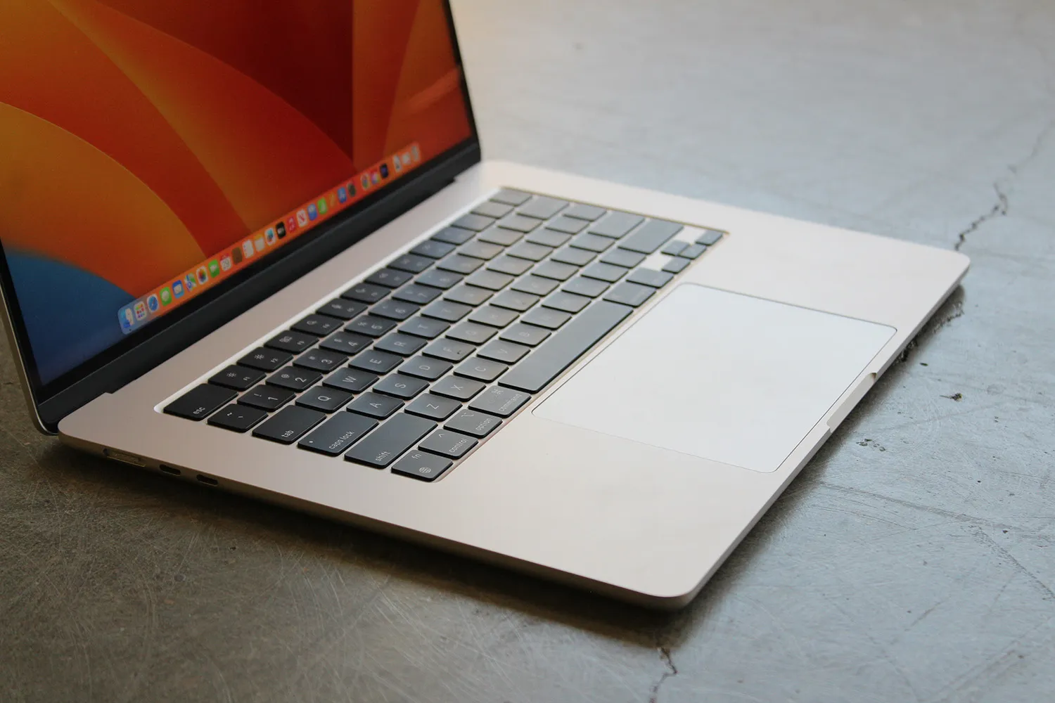 O teclado e o trackpad do MacBook Air de 15 polegadas da Apple.