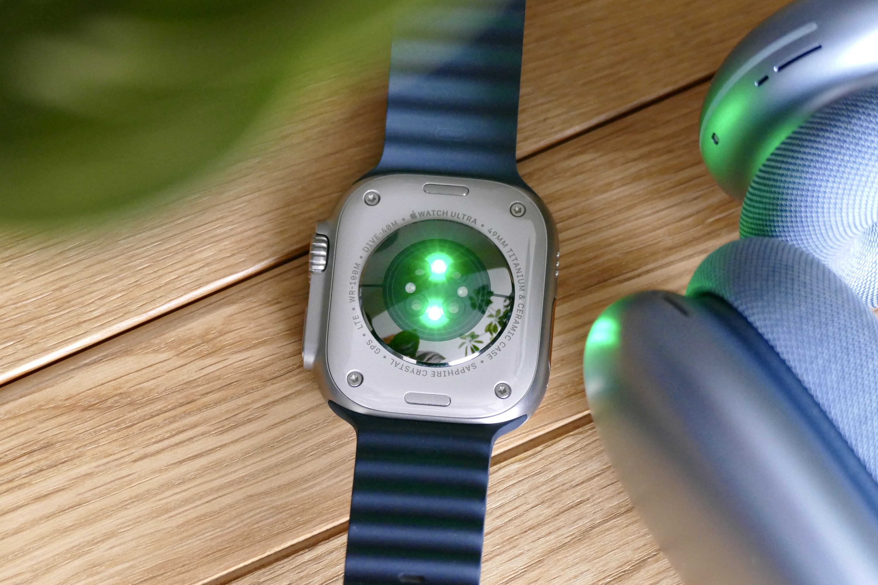 Apple Watch Ultra的心率传感器处于活动状态。