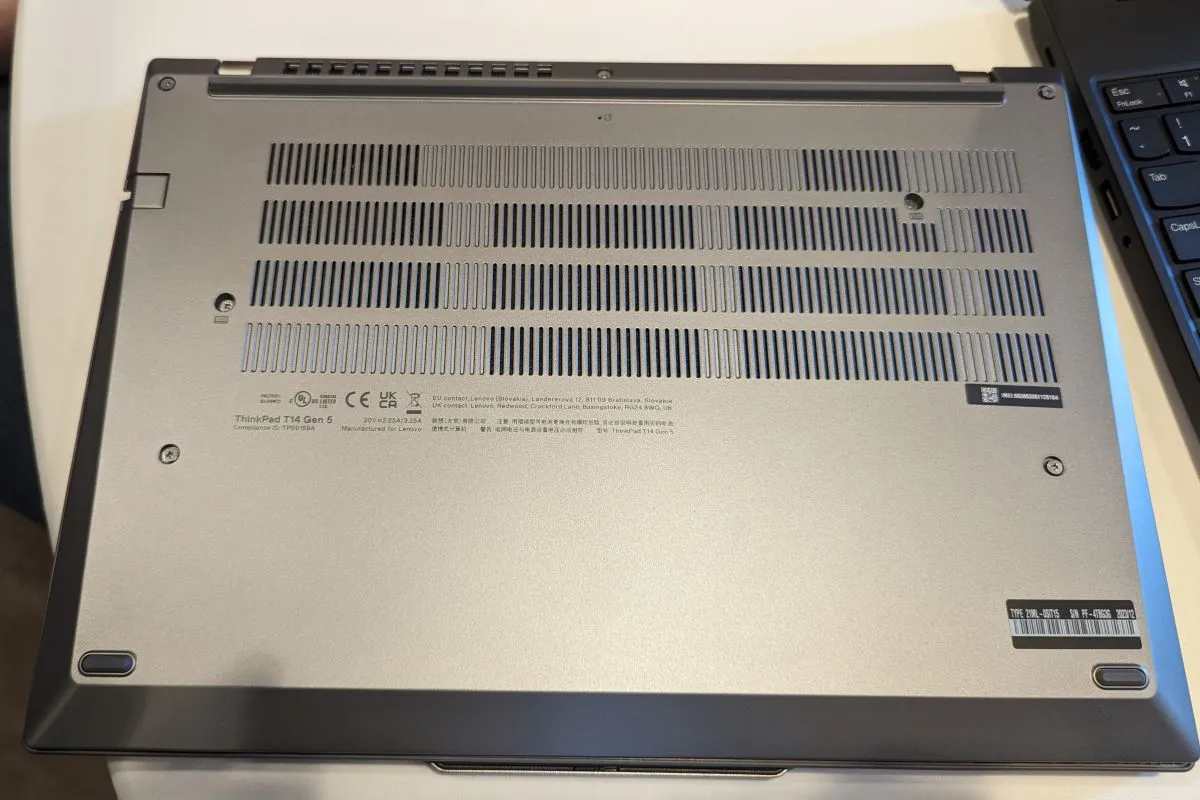Parte inferiore del ThinkPad T14 Gen 5