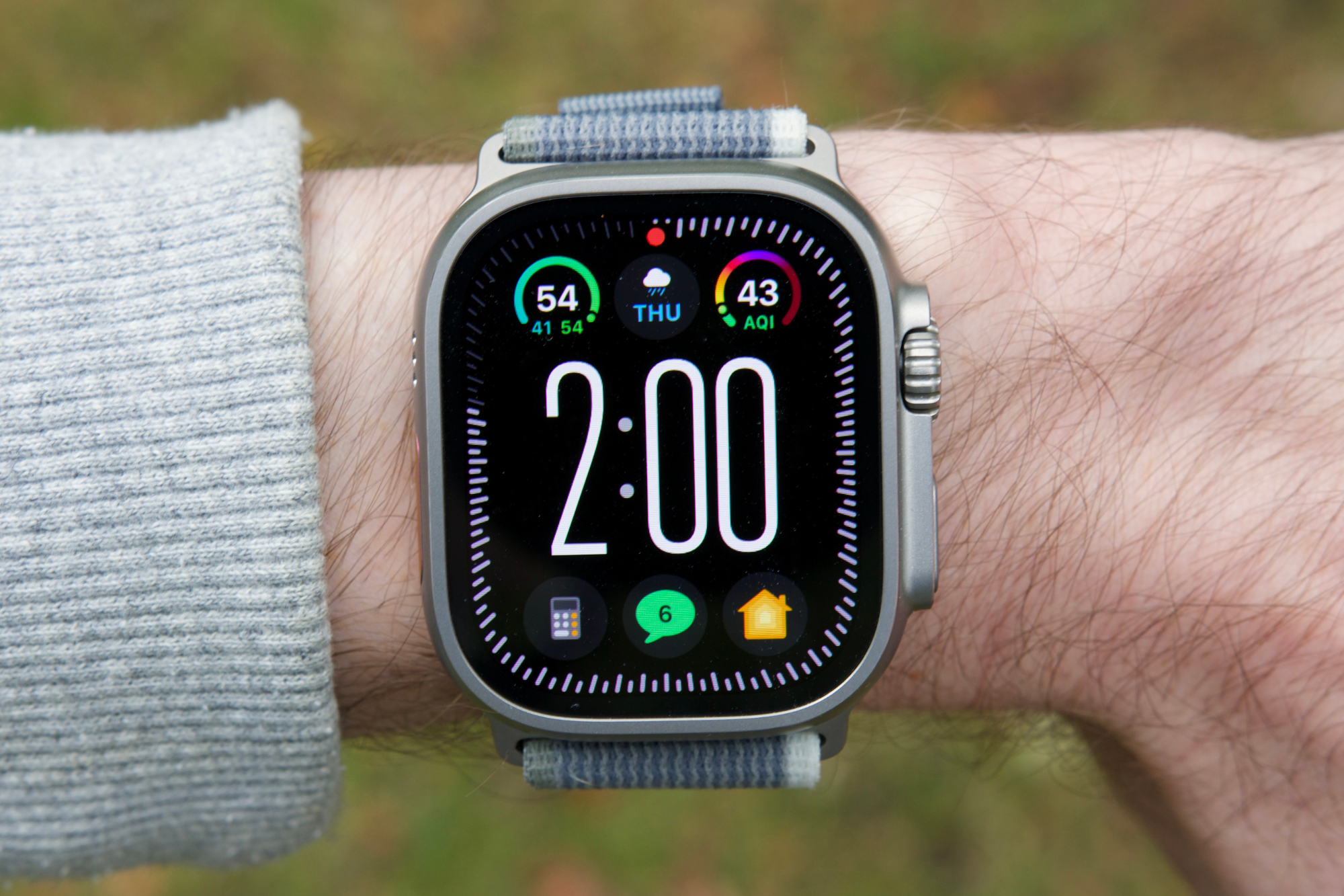 Кто-то носит Apple Watch Ultra 2, на котором отображается часовая с лицом модель Modular Ultra