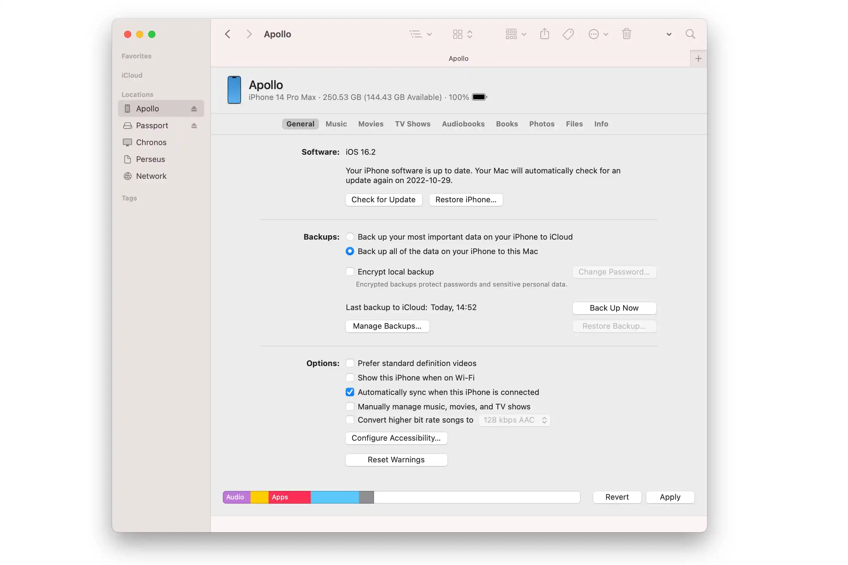 Окно Finder с macOS, показывающее настройки резервного копирования iOS