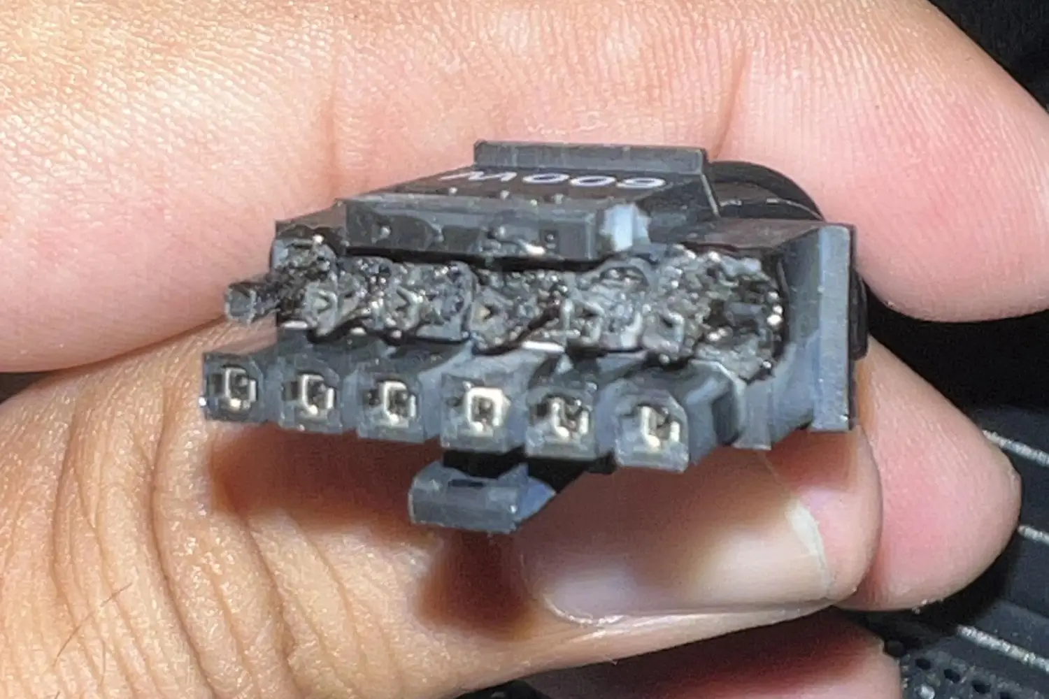 Um conector queimado e derretido em um cabo 12VHPWR da Nvidia de uma placa de vídeo RTX 4090