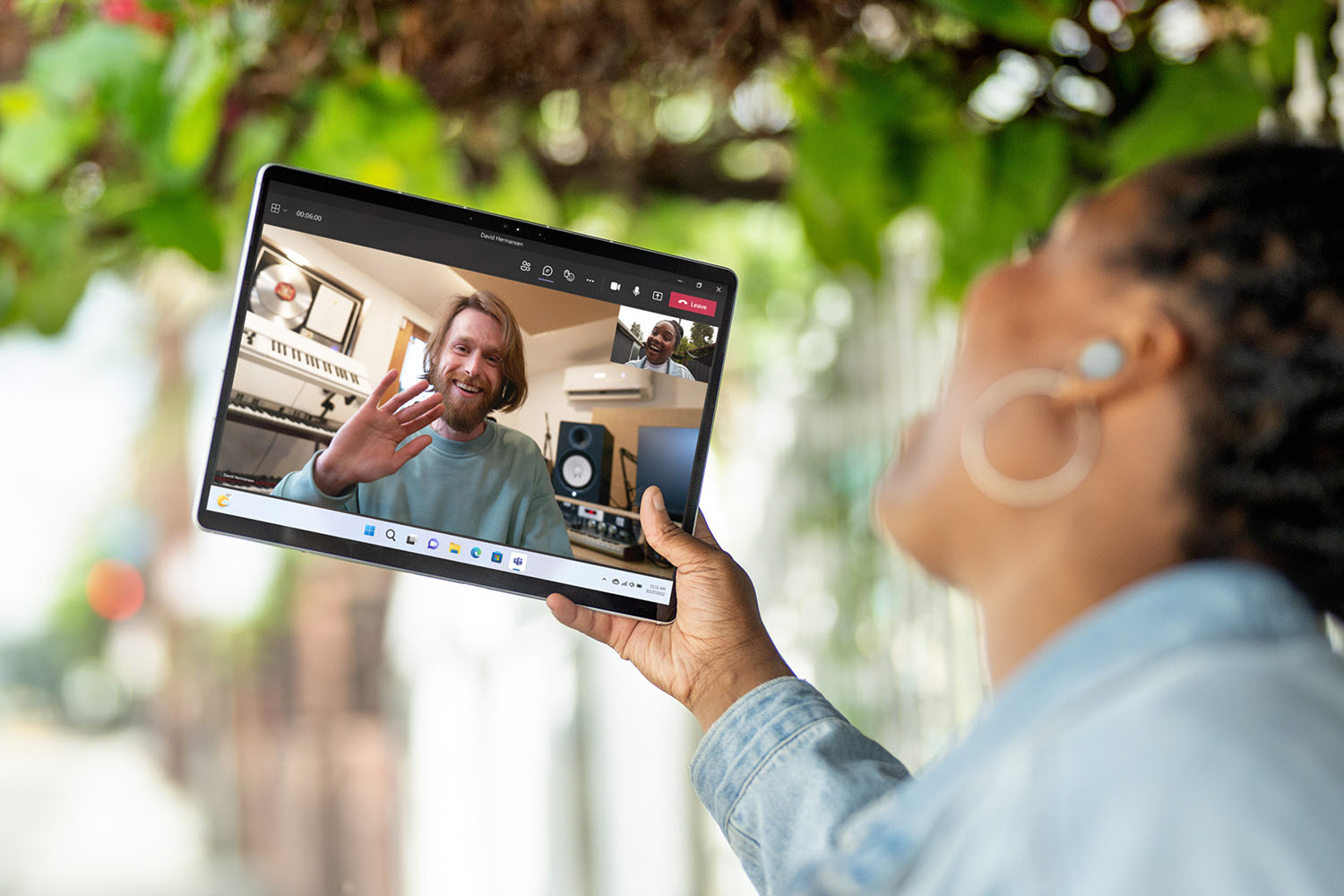 Vista frontal do Microsoft Surface Pro 9 mostrando tablet e videoconferência