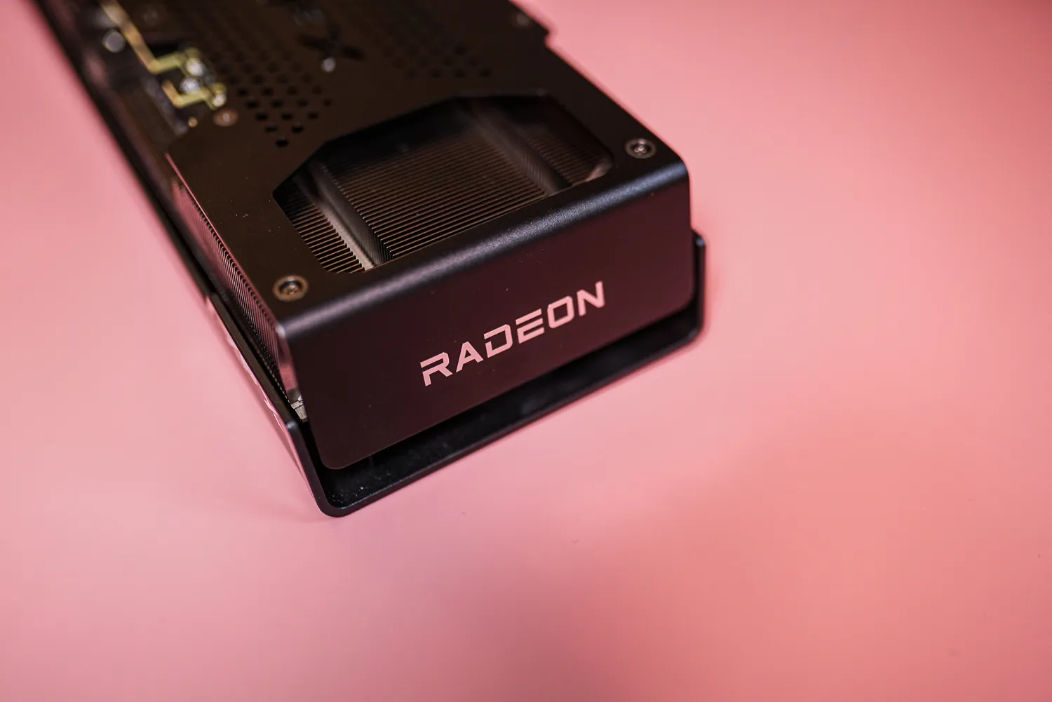 RX 7600 XT显卡上的Radeon标志。