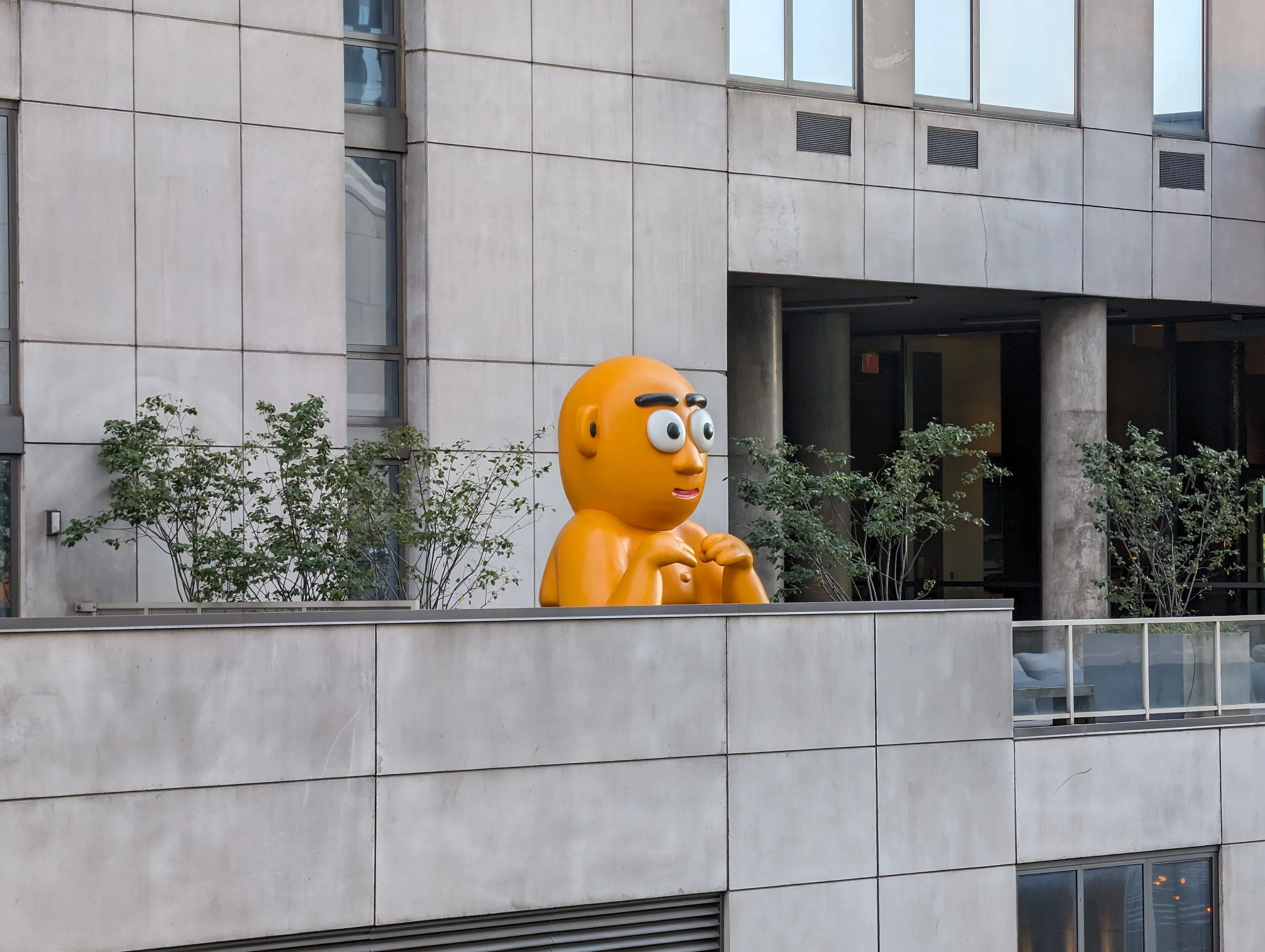 Foto di una statua gialla su un edificio a NYC, scattata con il Google Pixel 8 Pro.