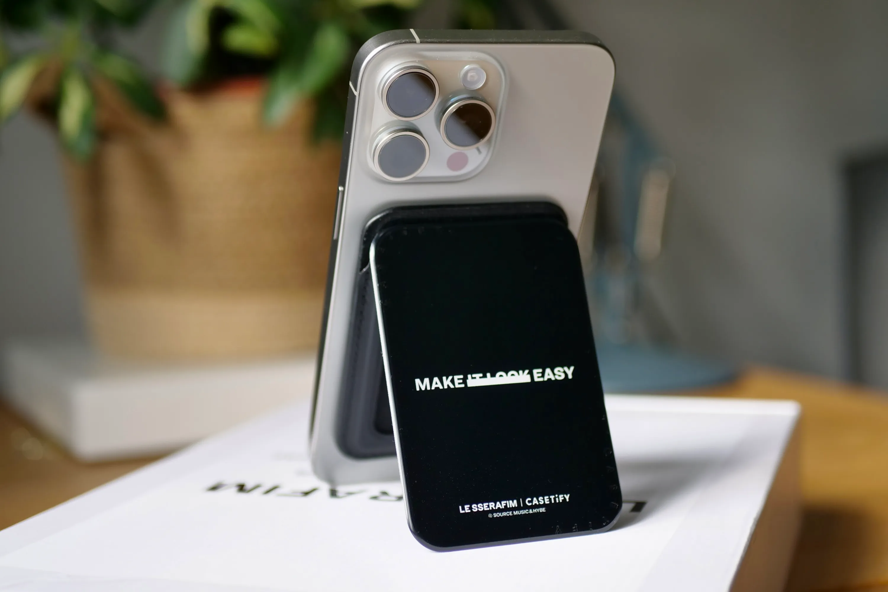 El accesorio Porta tarjetas Casetify x Le Sserafim en un iPhone 15 Pro Max.