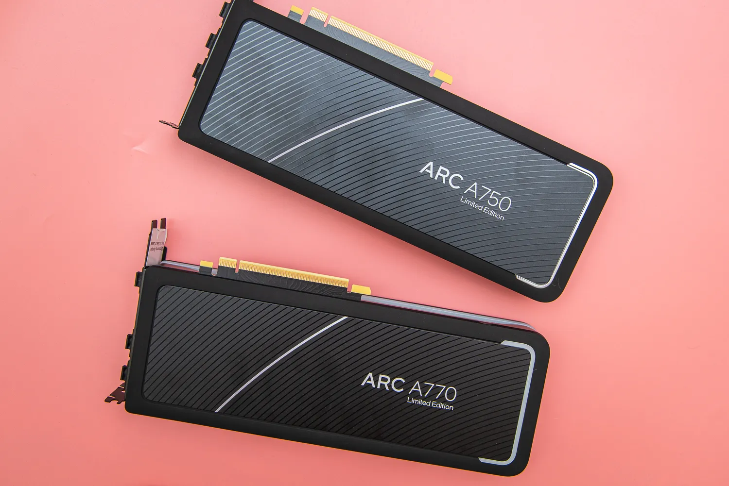 Arc A770和Arc A750显卡的背部。