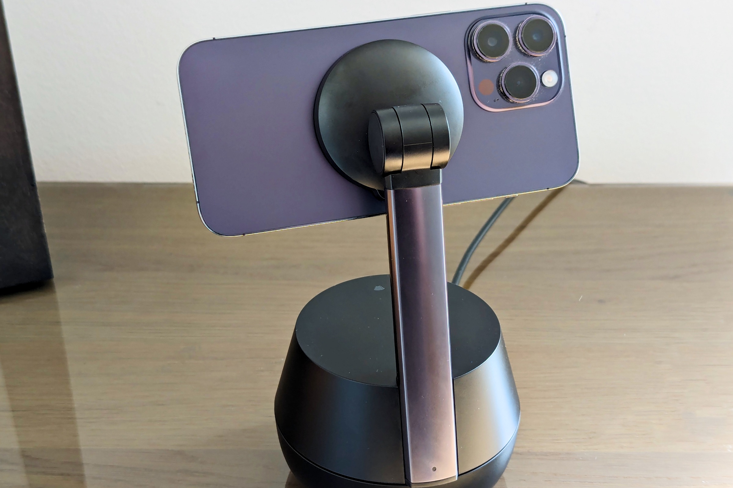 Belkin Stand Pro con iPhone 14 Pro Max montato e videocamera posteriore in vista.