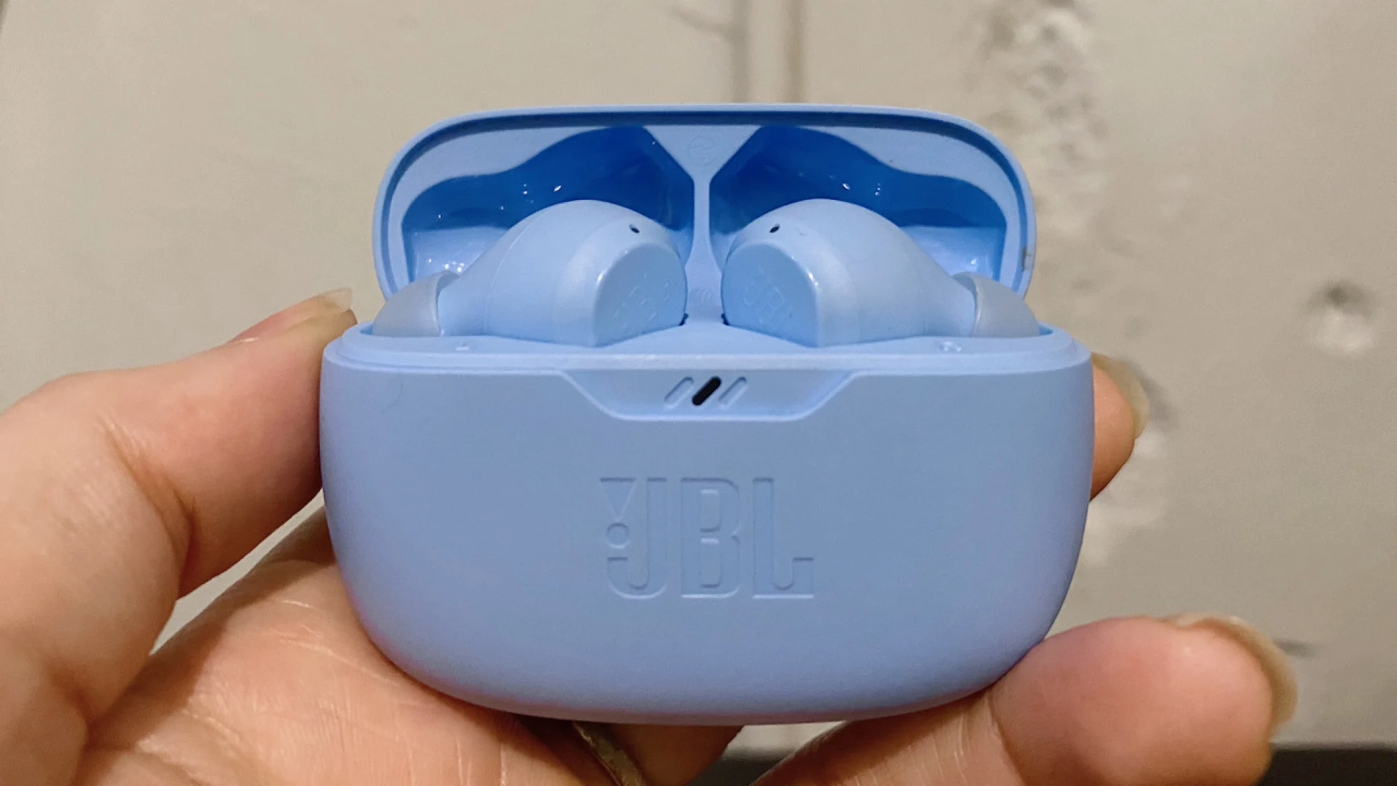 Close-up delle cuffie JBL Vibe Beam Charing Case