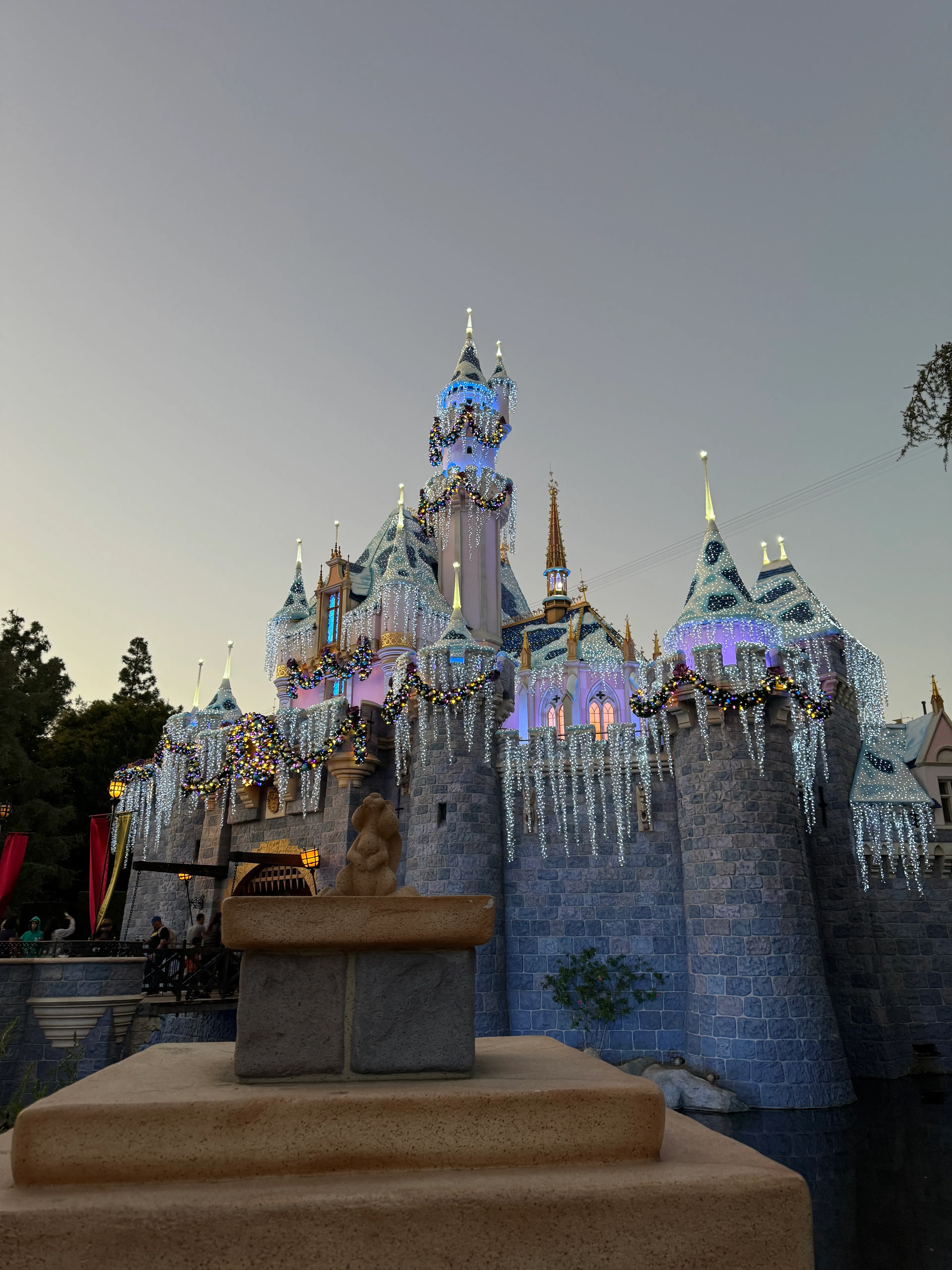 Foto não editada do Castelo da Bela Adormecida no Disneyland.