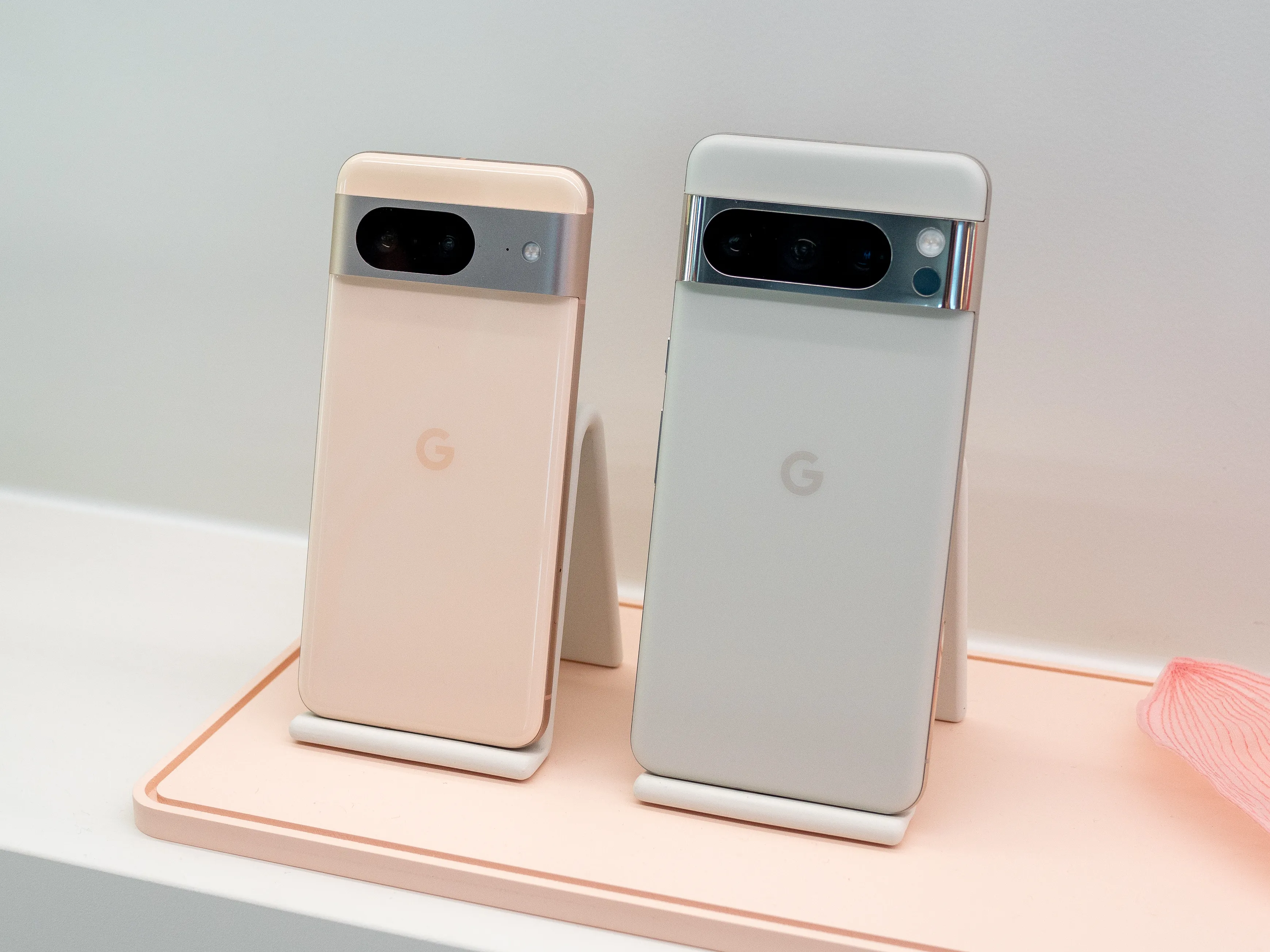 Google Pixel 8 e Pixel 8 Pro em rosa e branco.