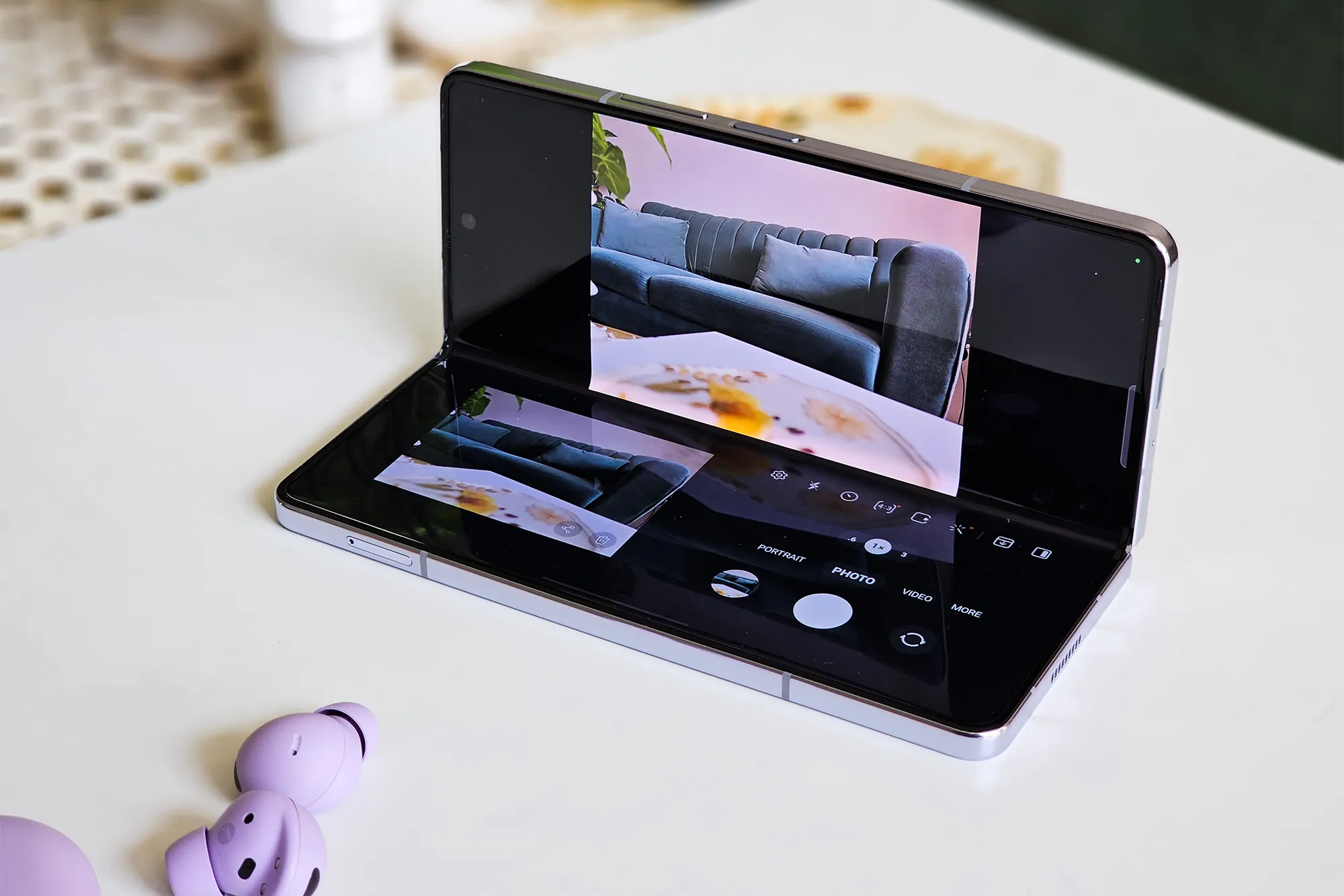 Anteprima fotocamera in modalità flessibile Samsung Galaxy Z Fold 5.