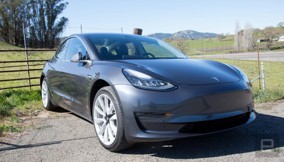 Tesla Model 3 parcheggiata su una strada di campagna.