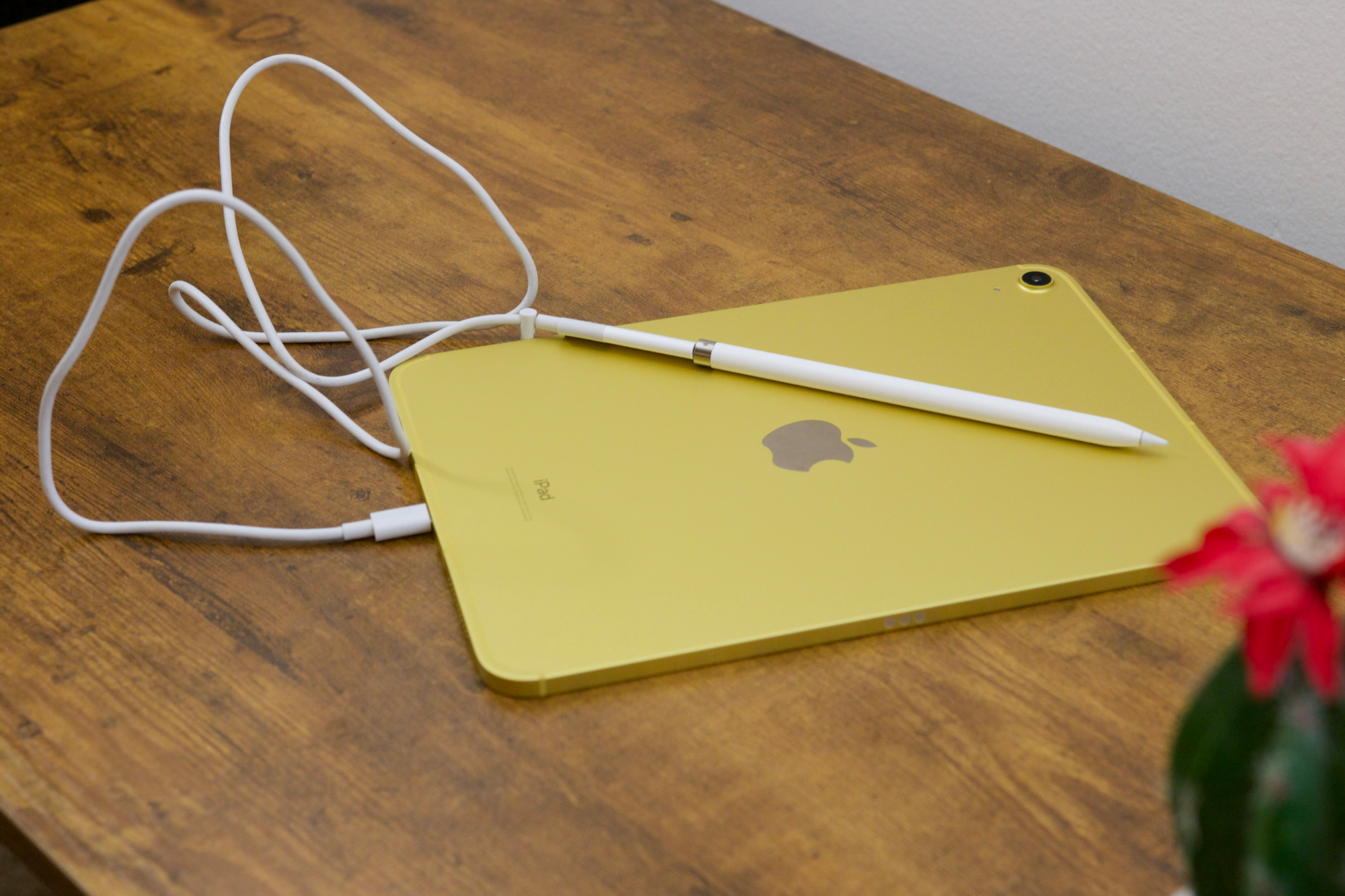 iPad（2022）插着Apple Pencil，使用USB-C电缆和适配器连接