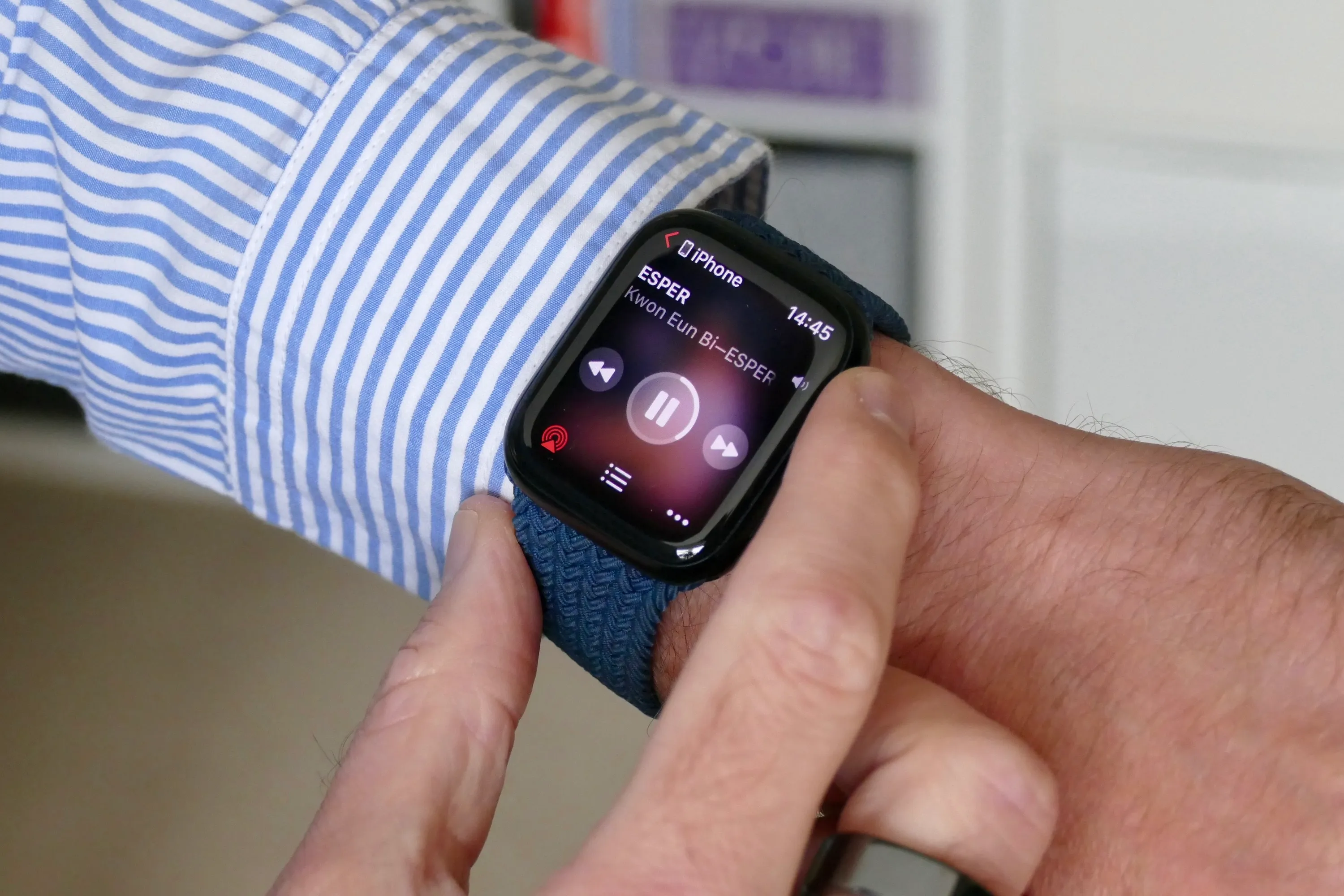 Controles de música en el Apple Watch Series 7.