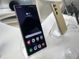 телефоны Samsung S24 на стойках для демонстрации
