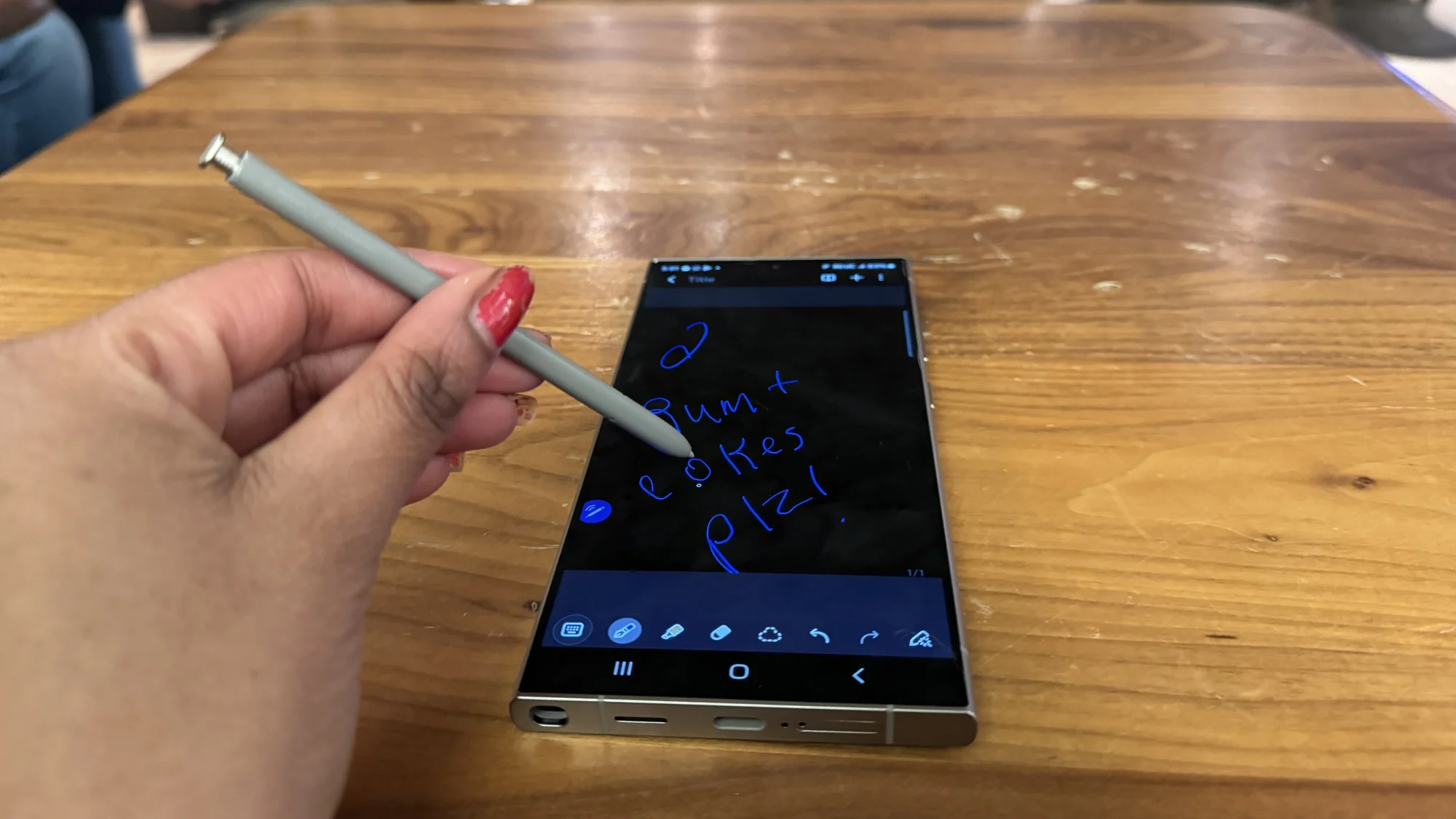 Galaxy S24 Ultra带有S Pen的桌子上