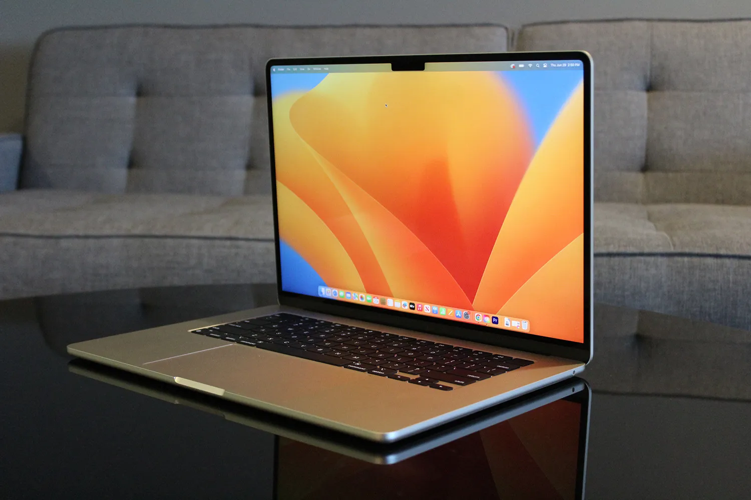 MacBook Air de 15 polegadas da Apple colocado em uma mesa.