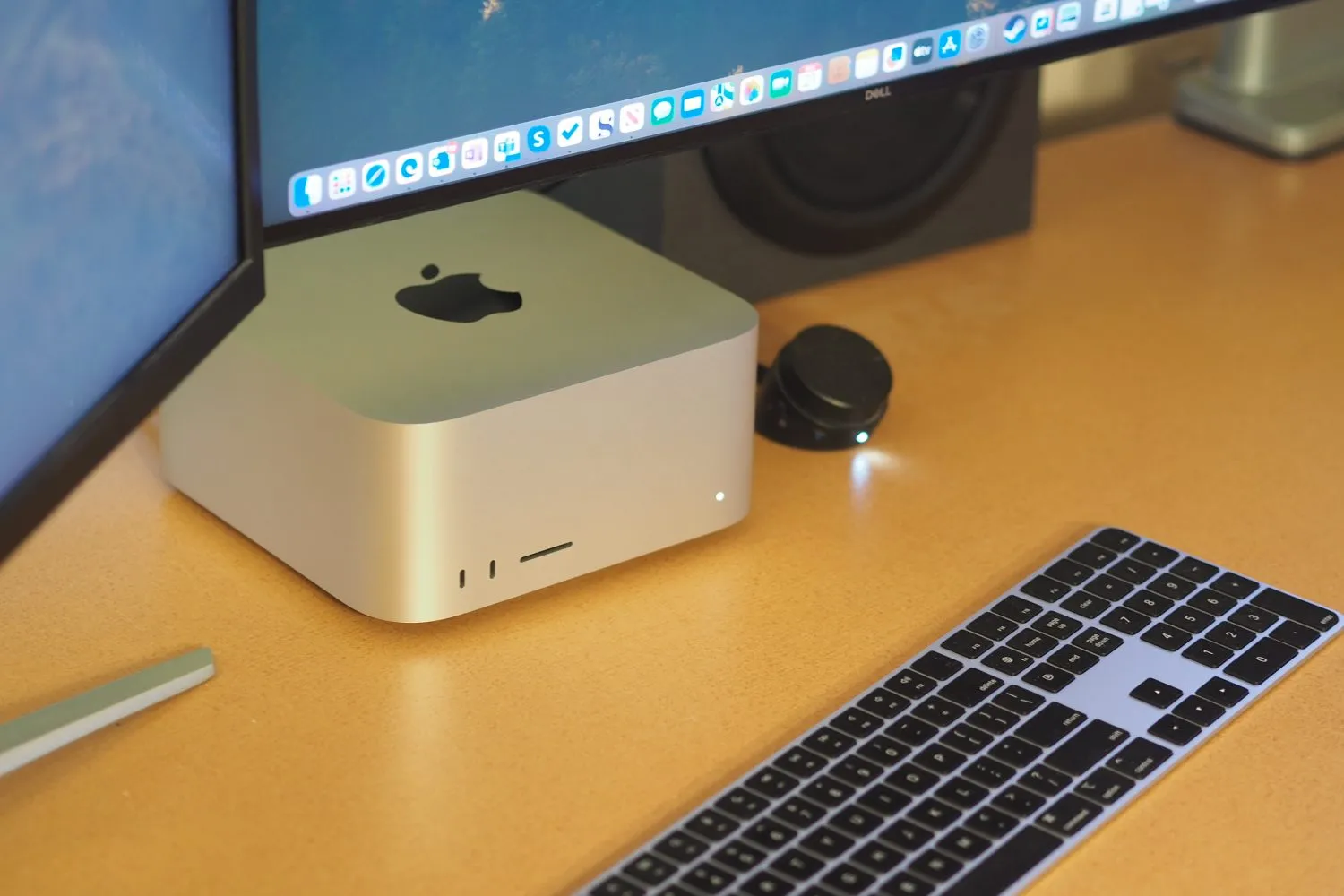 맥 스튜디오 상단에서 아래로 보이는 PC 및 키보드를 보여주는 Apple Mac Studio 사진입니다.