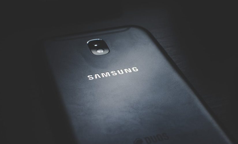 Uma imagem de um telefone Samsung preto com a tela virada para baixo