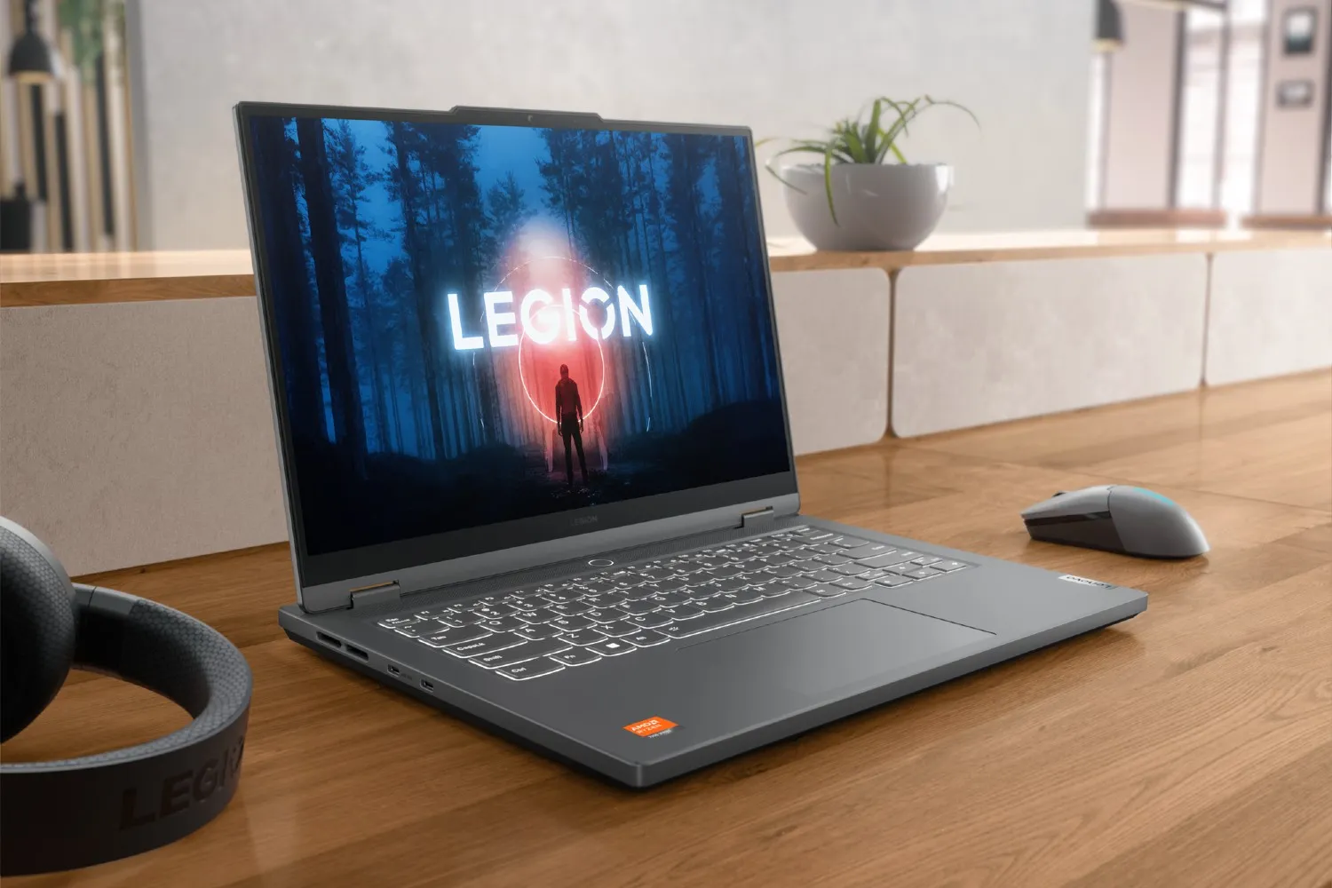 Lenovo Legion Slim 5 14 на столе со вспомогательными устройствами.