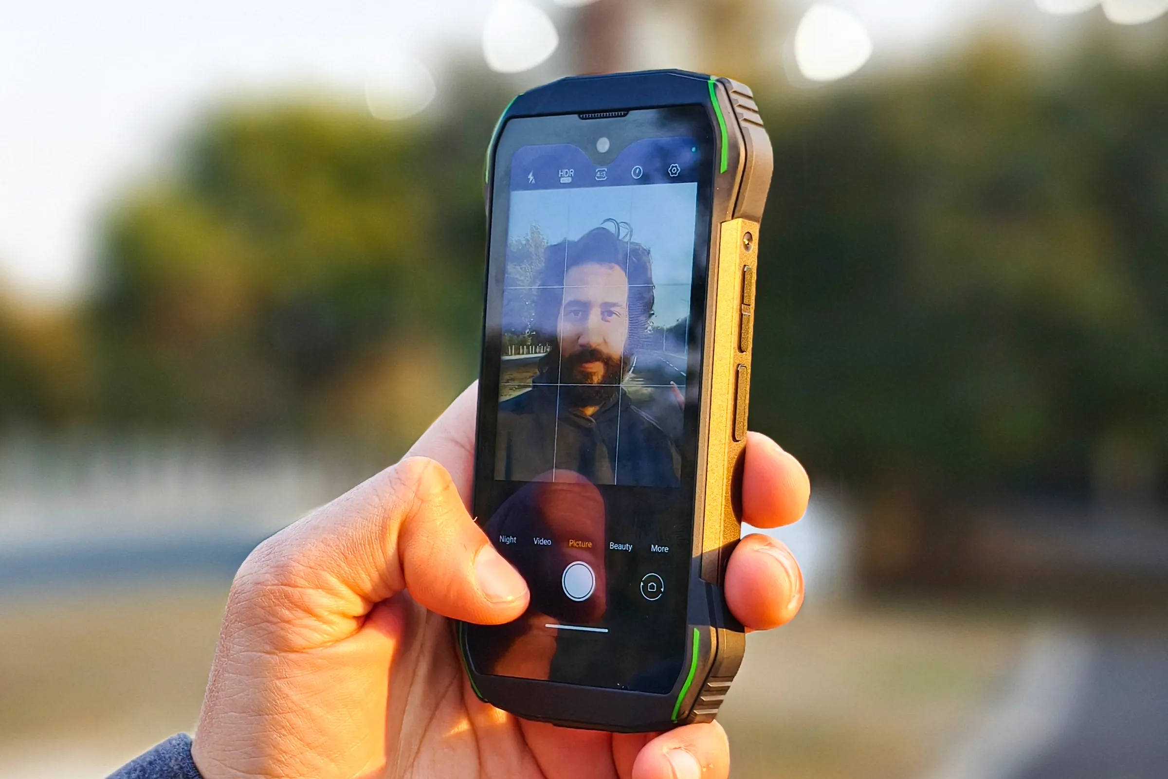 Selfie sendo tirada no pequeno telefone Android resistente Blackview N6000.