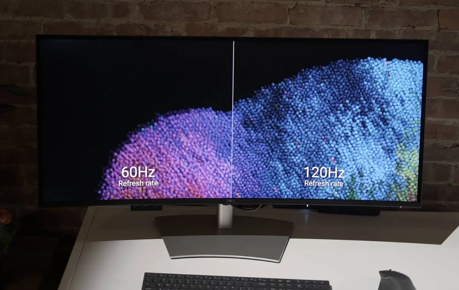 Um monitor UltraSharp da Dell mostrando a diferença entre 60Hz e 120Hz