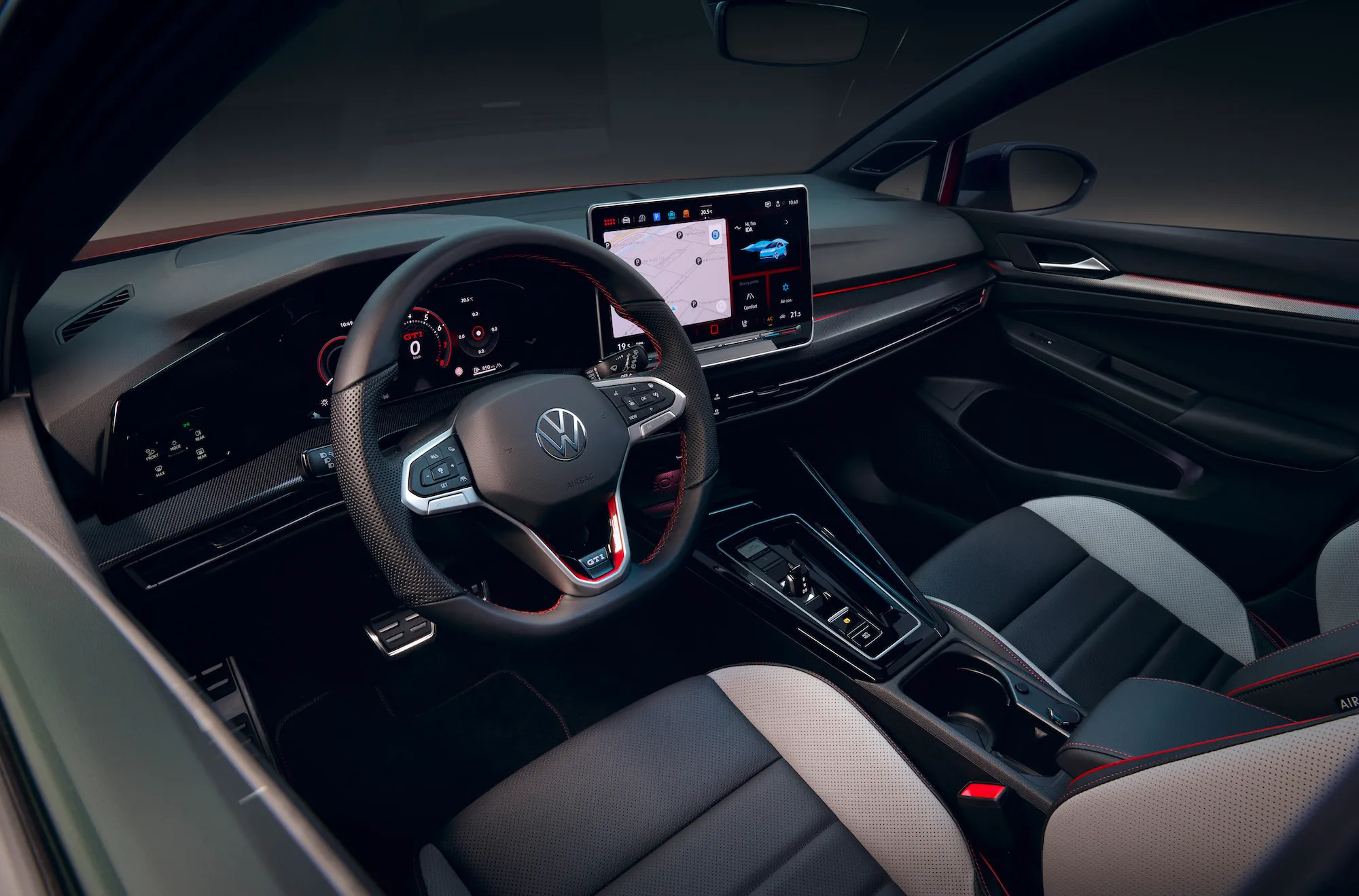 Изображение интерьера нового Volkswagen Golf с рулем и сенсорным экраном.